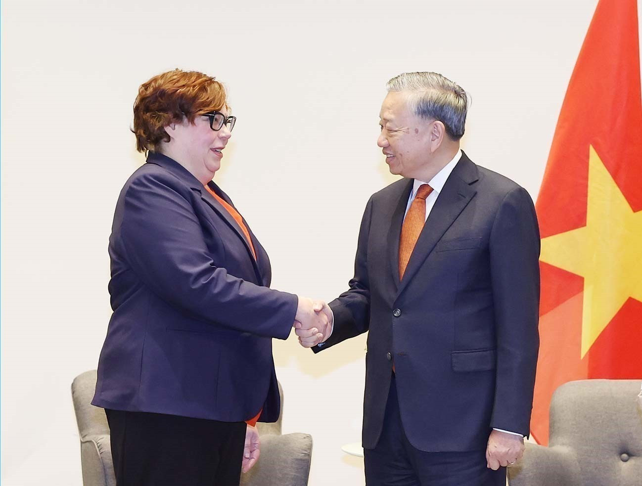 El máximo líder partidista To Lam se reúne con la presidenta del Partido Comunista de Finlandia, Tiina Sandberg.