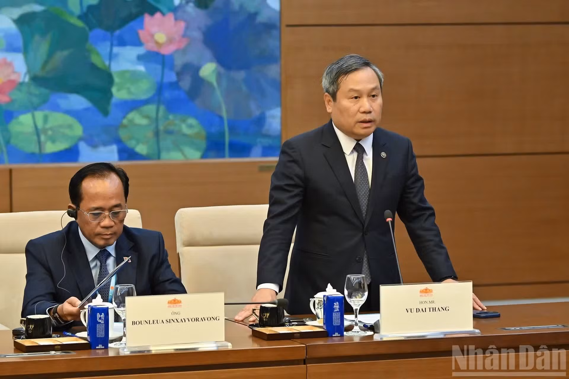 El presidente del Comité Popular de Hanói, Vu Dai Thang, habla en la cita.