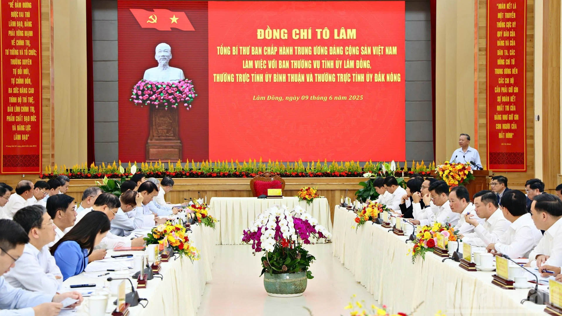 El máximo líder partidista To Lam habla en la reunión.