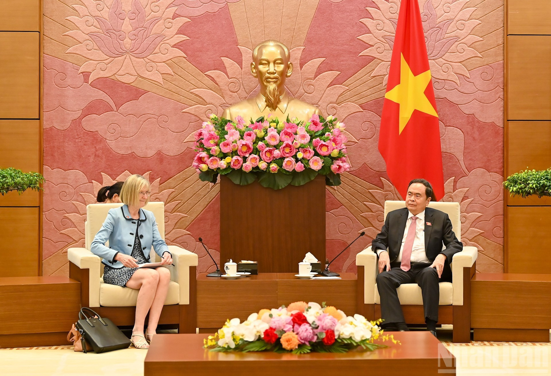 El presidente de la ANV, Tran Thanh Man, recibe a la embajadora australiana, Gillian Bird.