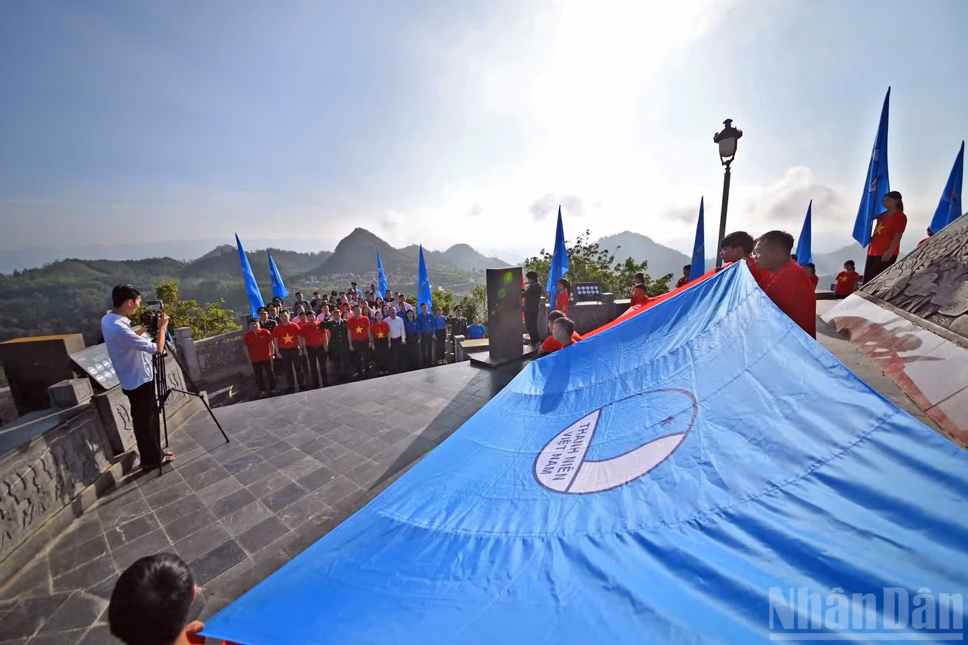 Cientos de jóvenes vietnamitas entonan con orgullo el himno nacional y el de la Unión de Jóvenes de Vietnam, y corean el lema “¡Por un Vietnam próspero y civilizado, adelante juventud!”.
