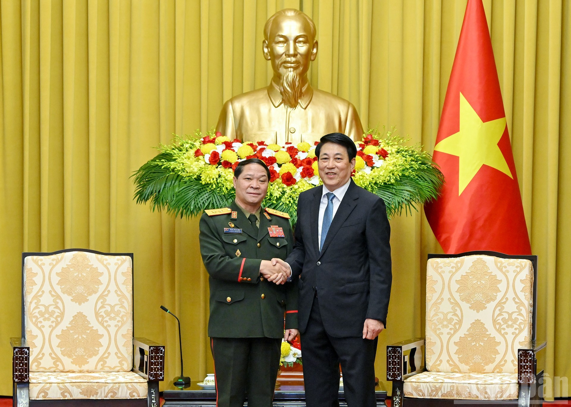 El presidente de Vietnam, Luong Cuong, y el teniente general Vongsone Inpanphim, viceministro de Defensa, jefe de la Dirección General de Política del Ejército Popular de Laos.