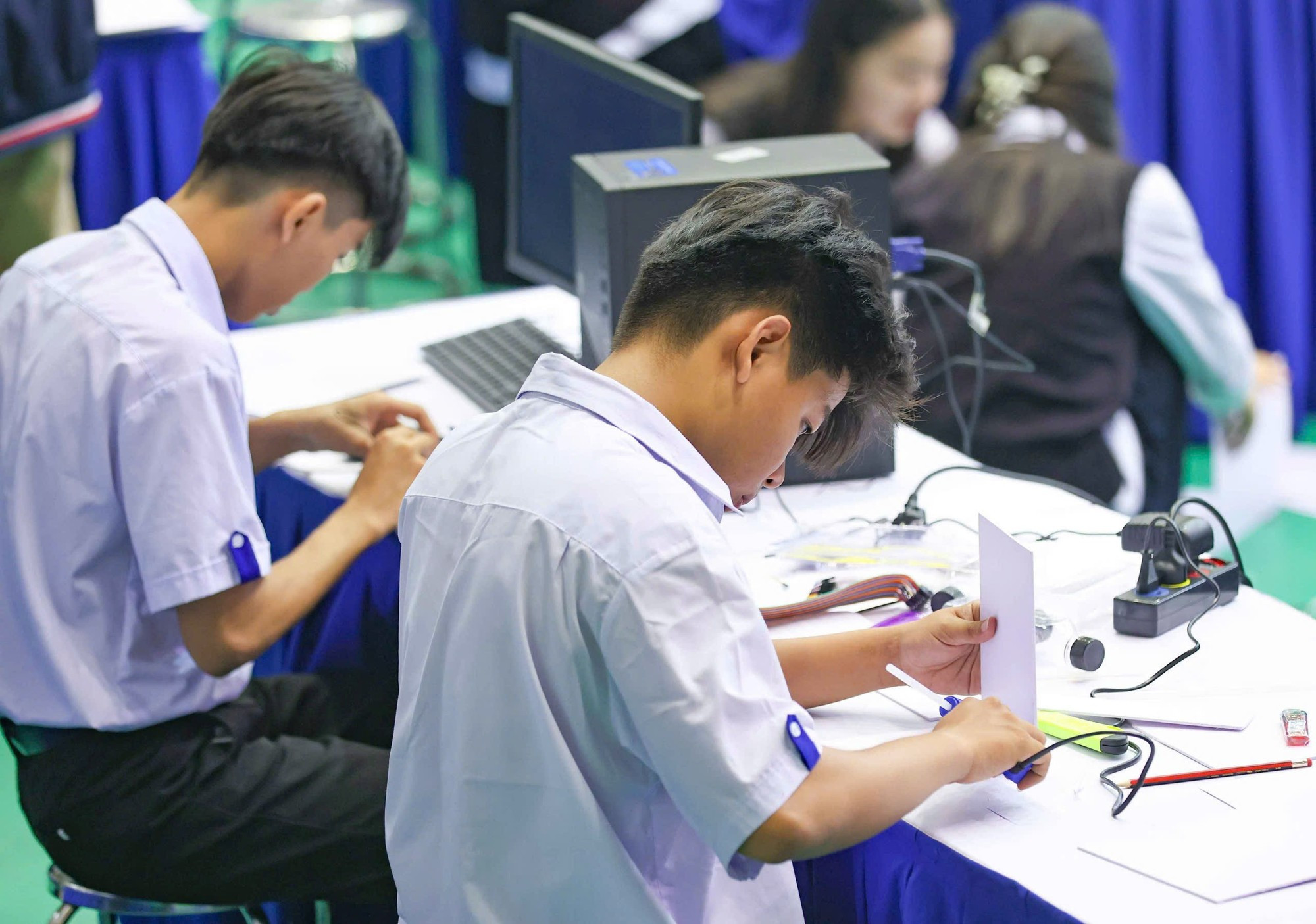 Los estudiantes pueden aplicar los conocimientos para diseñar modelos, productos y soluciones de tecnología verde útiles para la vida y la comunidad.