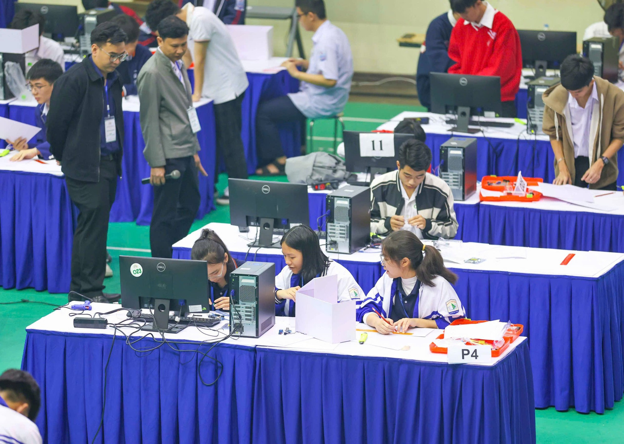 Los estudiantes se concentran en la realización de sus ideas.