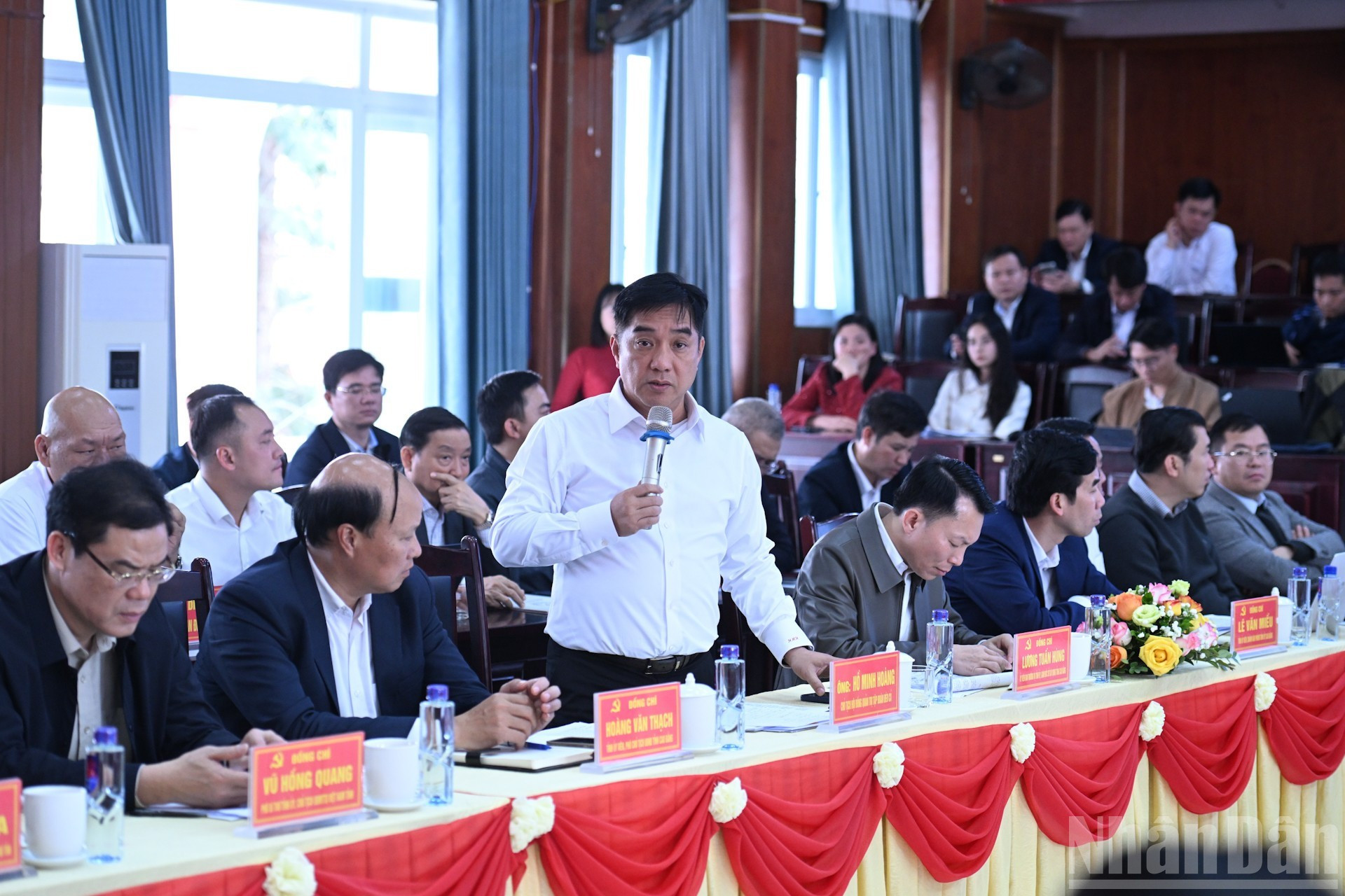 El presidente del Consejo de Administración del Grupo Deo Ca, Ho Minh Hoang, habla en la sesión de trabajo.