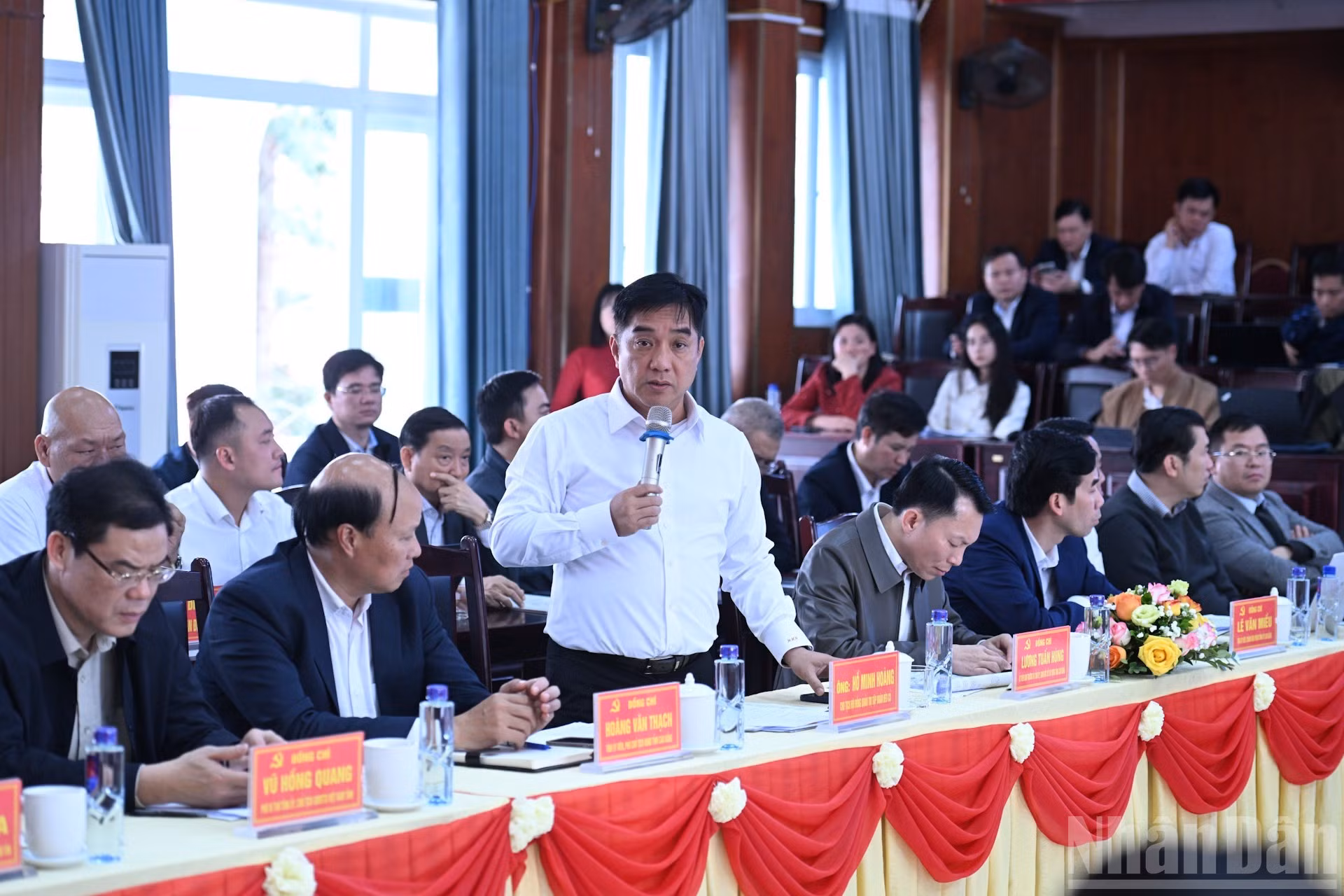 El presidente del Consejo de Administración del Grupo Deo Ca, Ho Minh Hoang, habla en la sesión de trabajo.