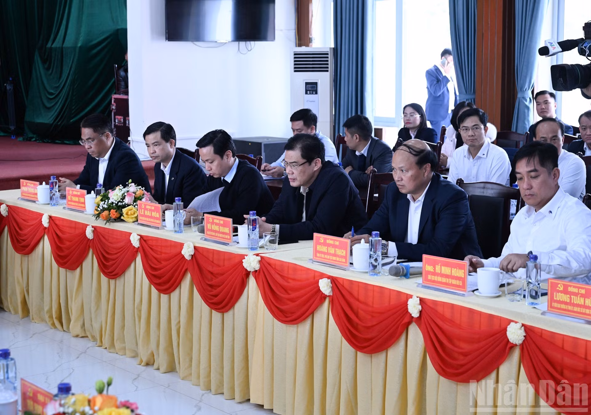A la reunión acuden representantes de las autoridades locales y las unidades encargadas de la construcción de las autopistas Huu Nghi-Chi Lang y Dong Dang-Tra Linh.