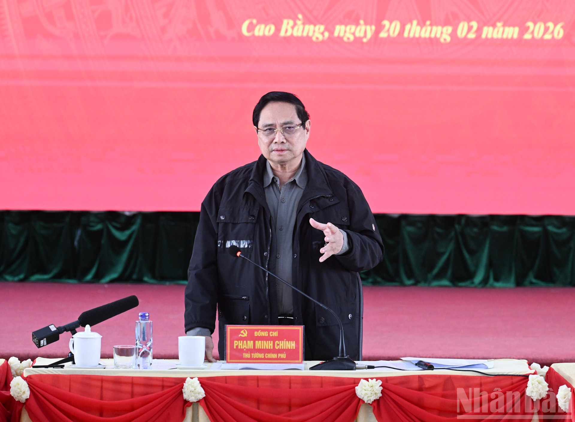 El primer ministro Pham Minh Chinh toma la palabra en la reunión.