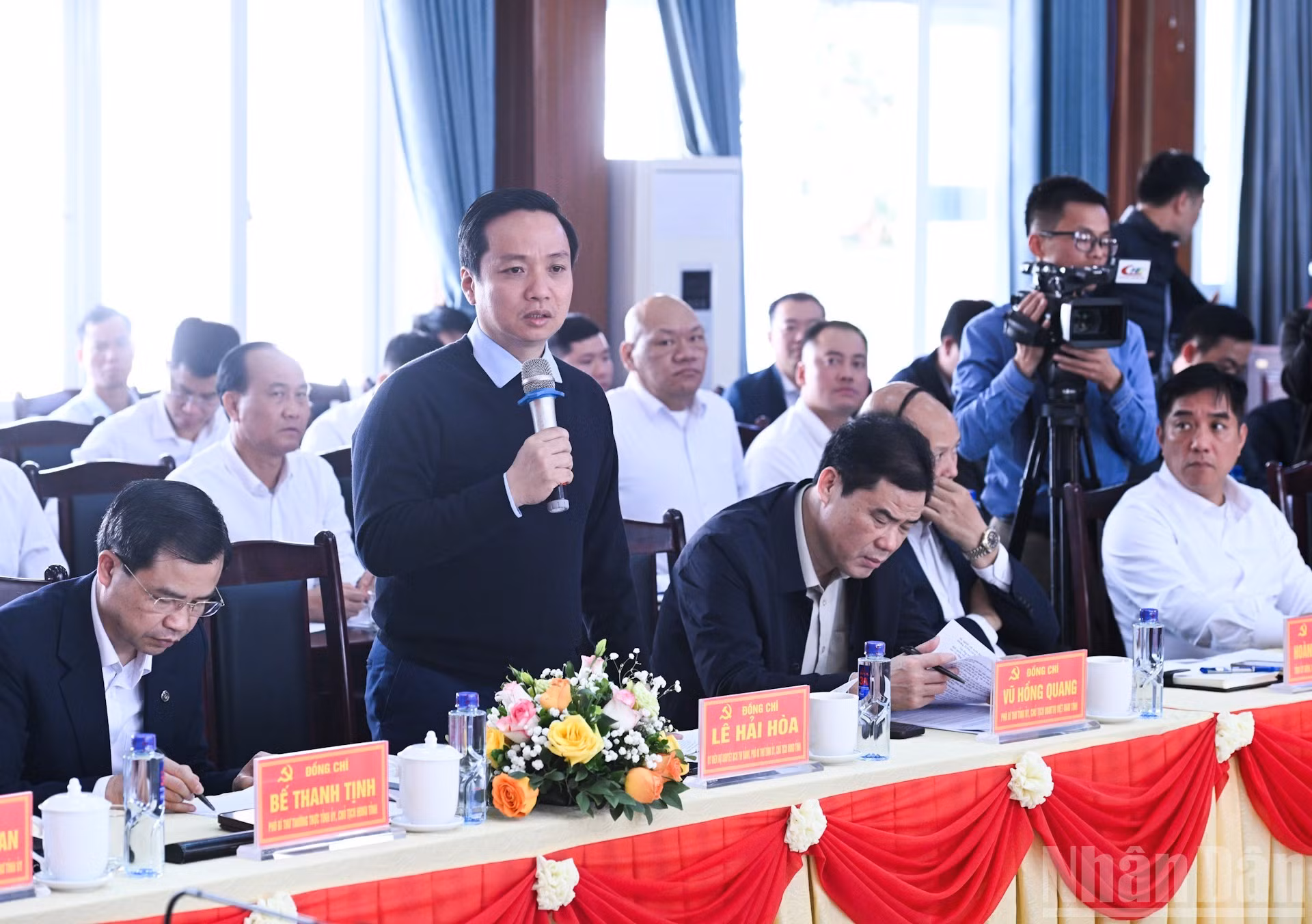 El presidente del Comité Popular de Cao Bang, Le Hai Hoa, habla en la reunión.