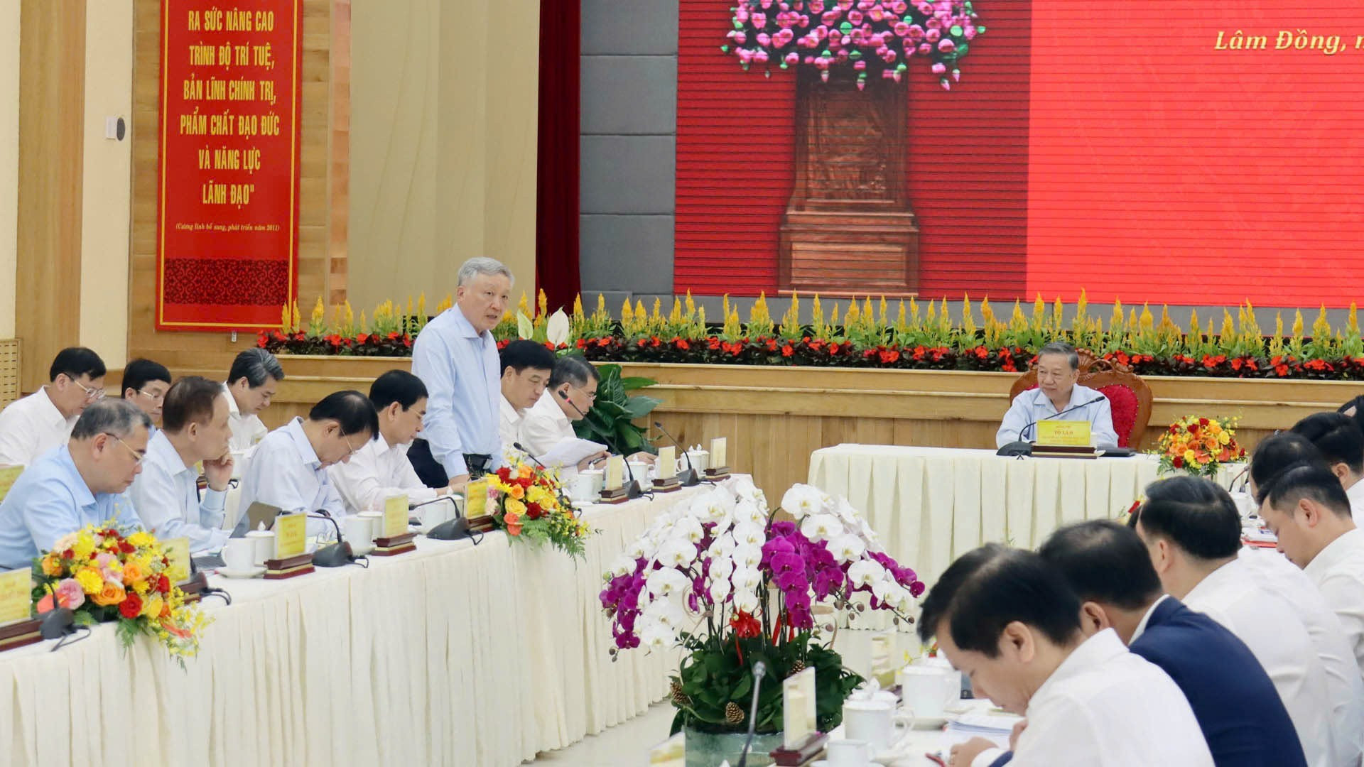 El vicepermier permanente Nguyen Hoa Binh toma la palabra en la reunión.