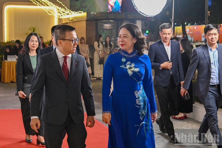 La vicepresidenta de Vietnam, Vo Thi Anh Xuan, llega al evento.
