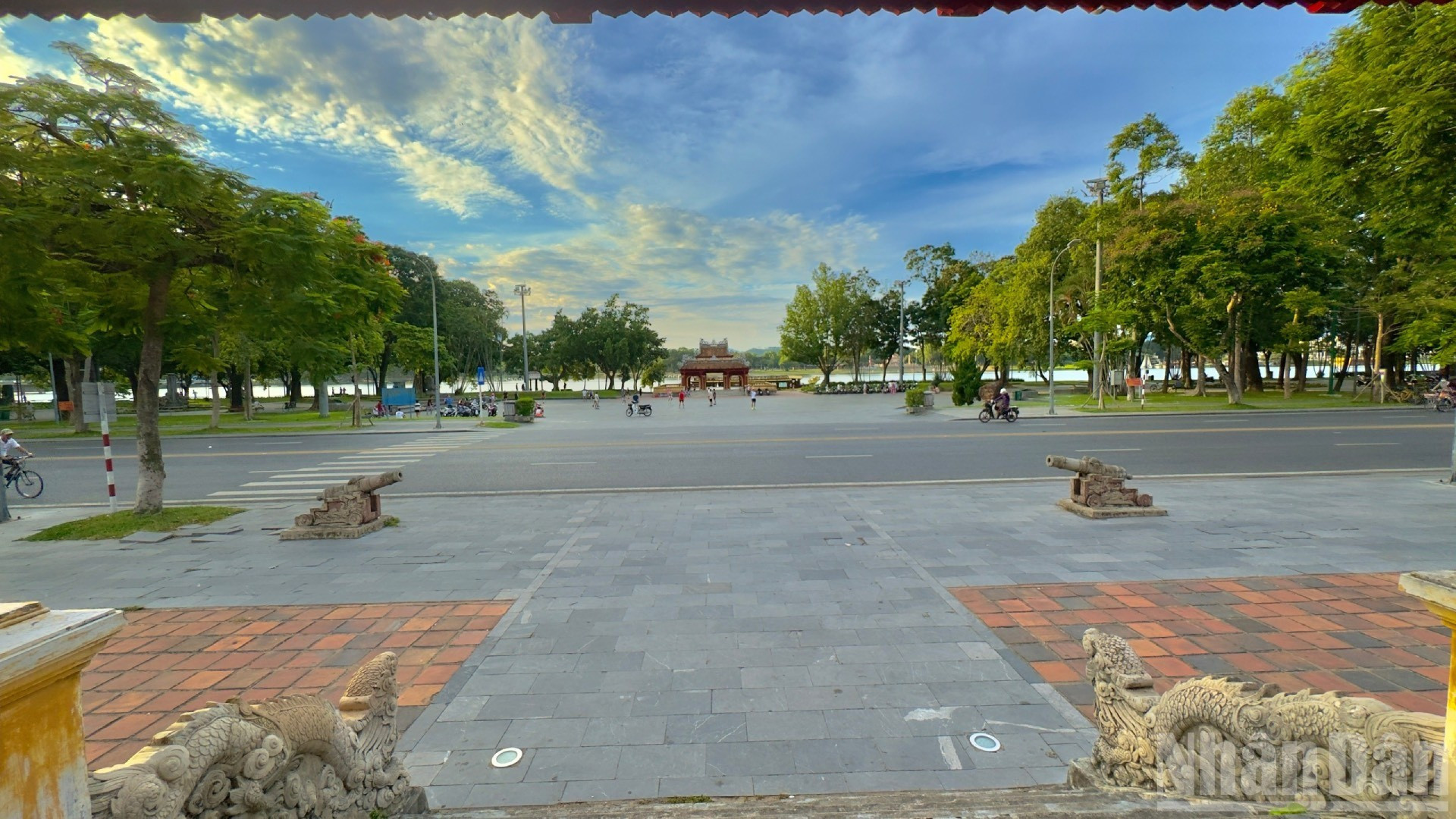 La calle de Dang Thai Than abre un espacio íntimo con estructuras arquitectónicas antiguas, conduciendo a la calle de Le Huan, una calle asociada con murallas majestuosas.