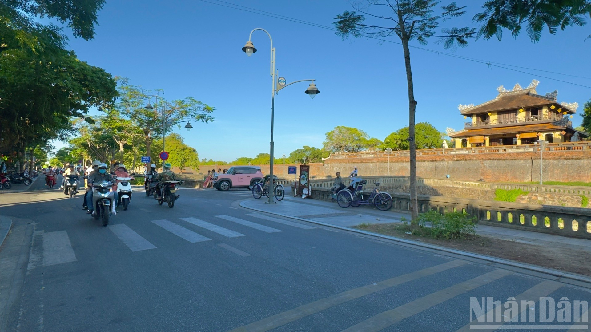 Esta calle, que lleva el nombre de la célebre poetisa Doan Thi Diem, es tranquila y está envuelta en el verdor de antiguos árboles.