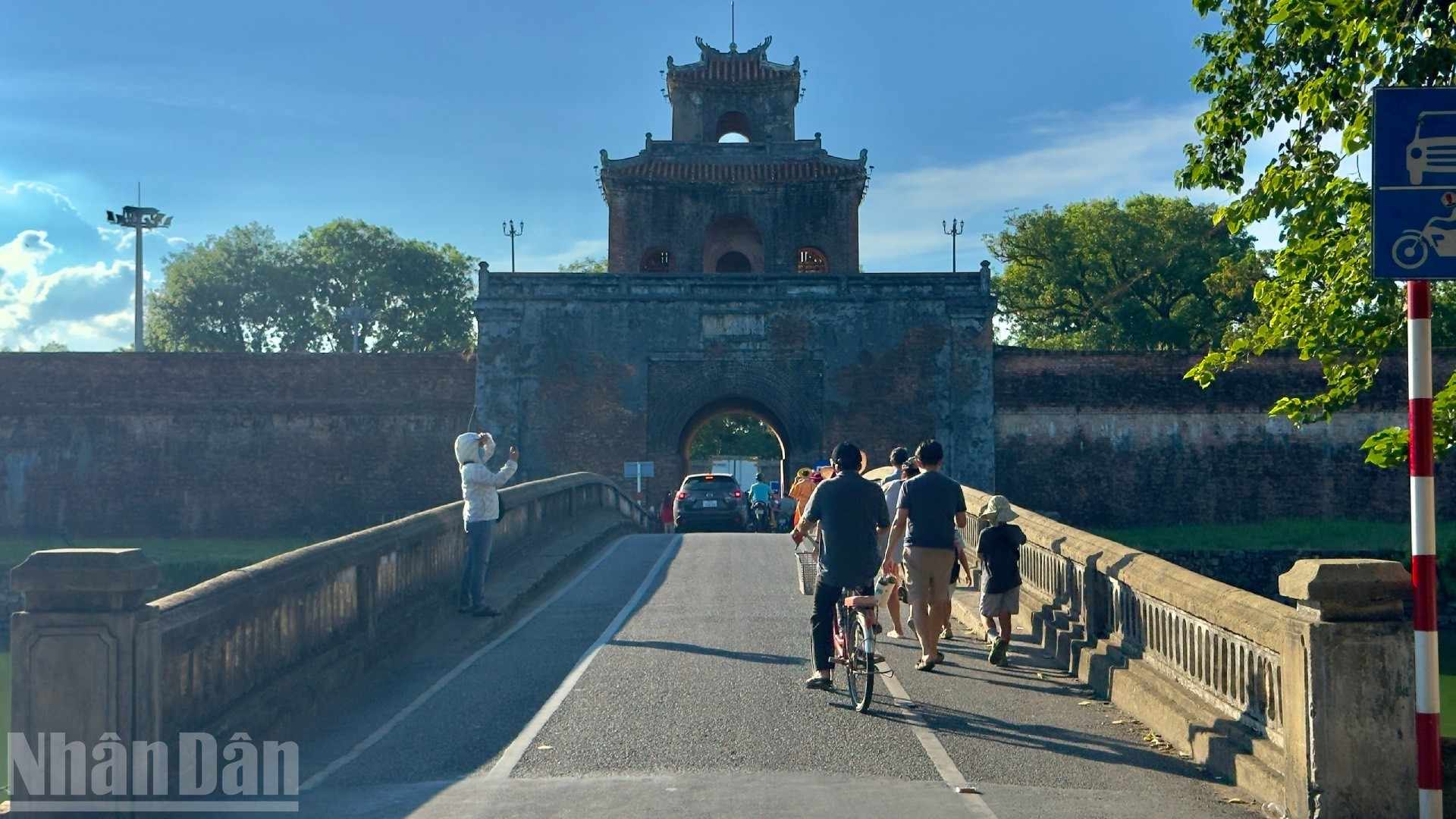 Desde el pabellón de Nghinh Luong Dinh, ubicado junto a Phu Van Lau y al pie de la Torre de la Bandera, los participantes seguirán por la calle de Le Duan, un eje junto al río que ha sido testigo de numerosos acontecimientos históricos.