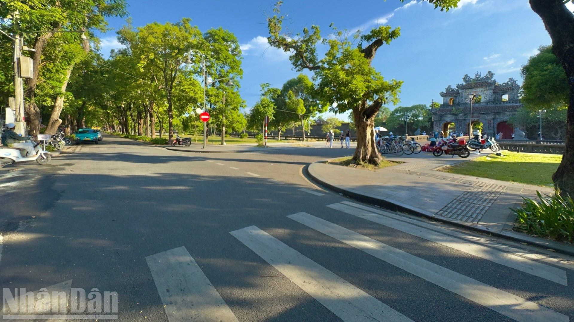 Desde allí, el grupo avanzará por Cua Ngan, una pequeña entrada que conduce a la Ciudad Imperial, luego girará hacia la calle de Doan Thi Diem.