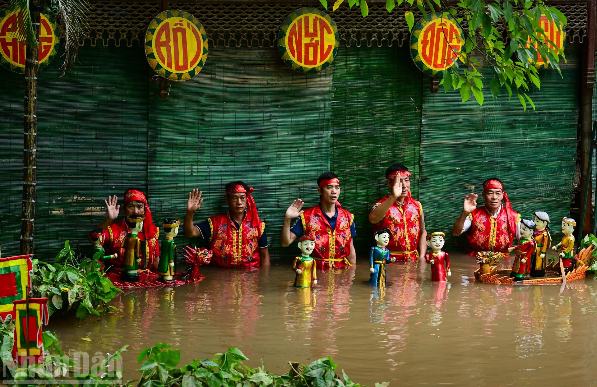 La aldea de marionetas acuáticas Dong Ngu ofrece varias funciones durante el evento.