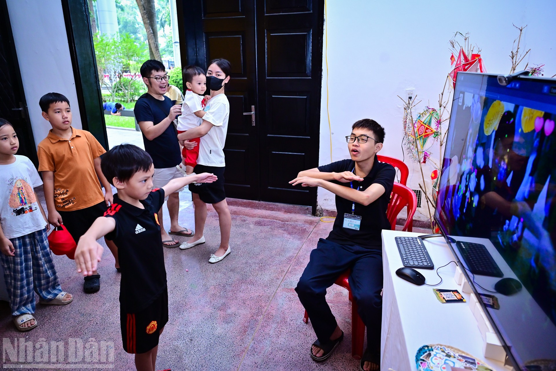 Los juegos tecnológicos interactivos en realidad virtual para buscar el tesoro del Medio Otoño entusiasman a los pequeños.