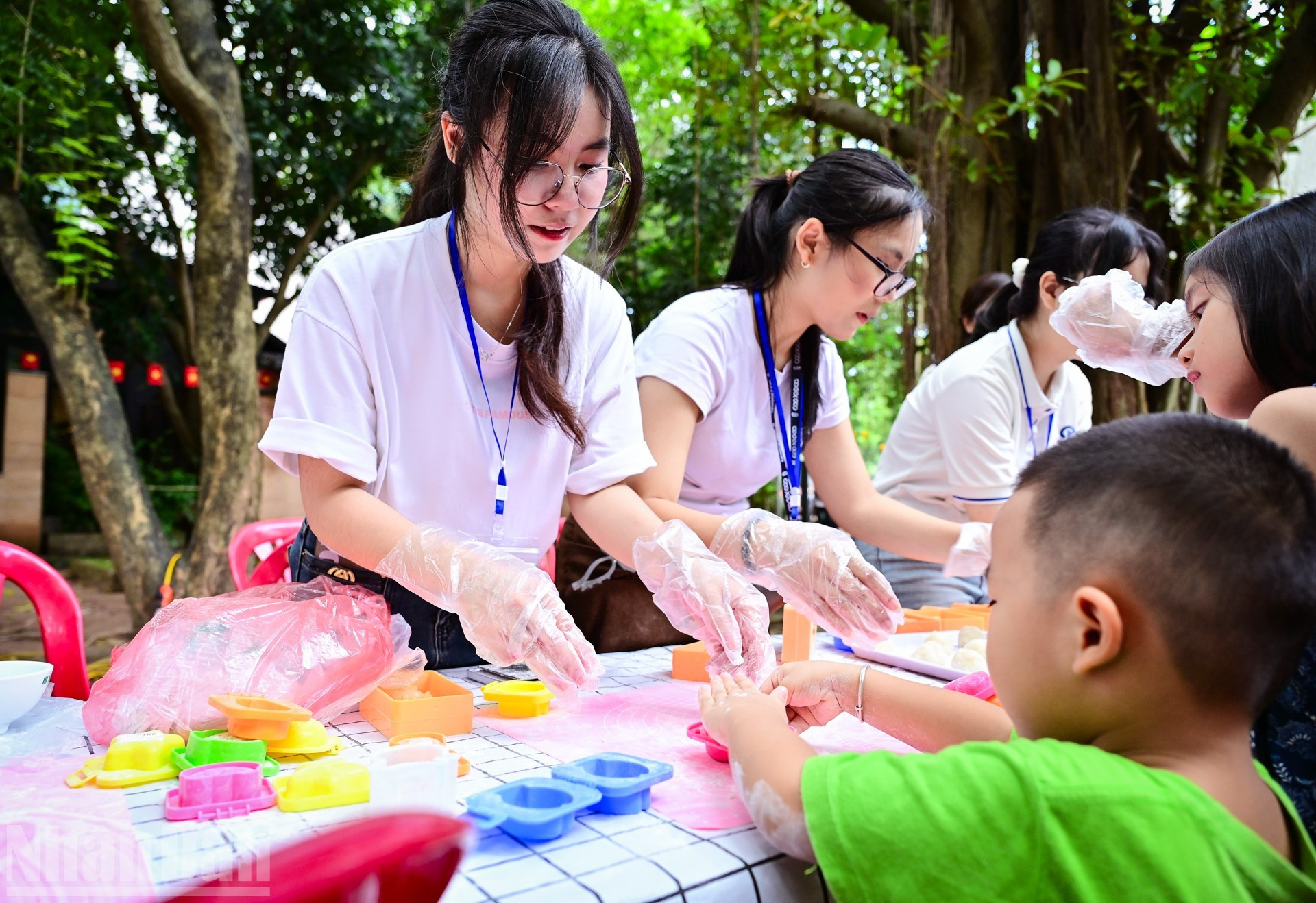 En el evento, los niños tienen la oportunidad de hacer sus propios pasteles del Festival del Medio Otoño.