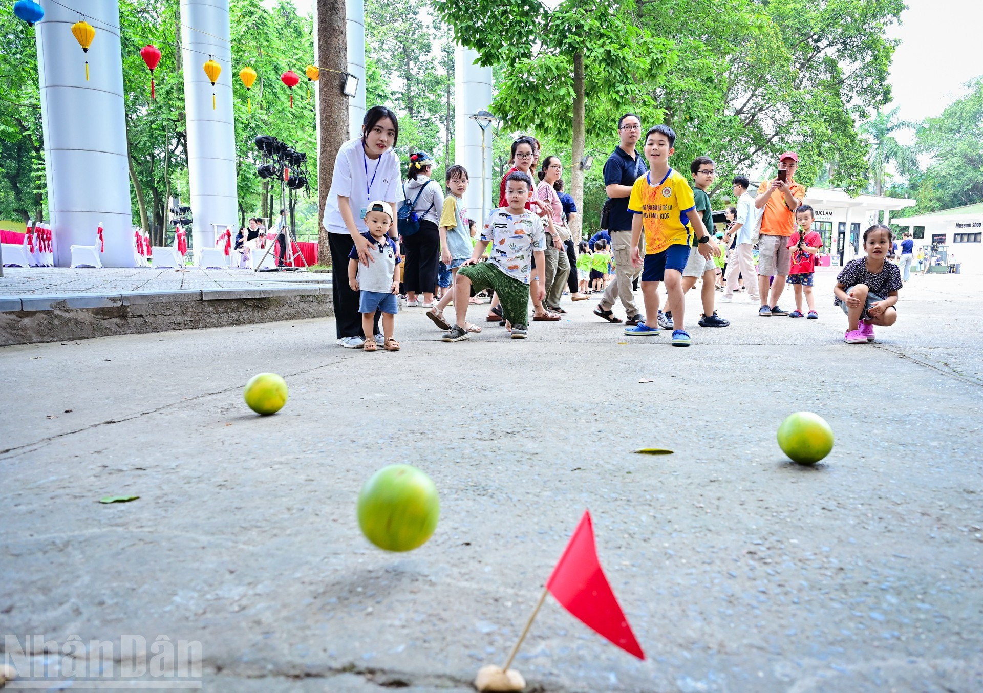 Los juegos físicos como hacer rodar pomelos ayudan a los niños a ejercitarse físicamente.