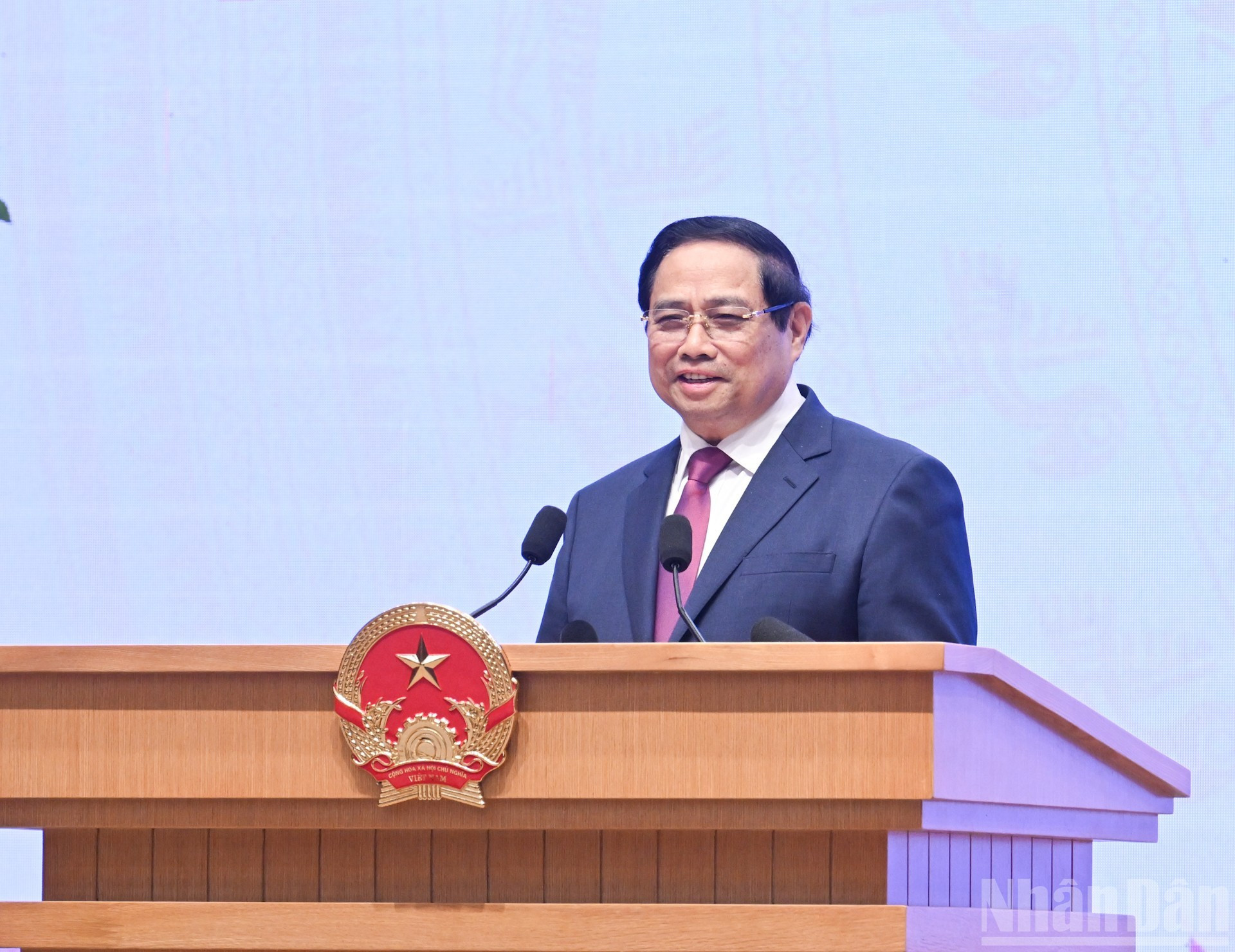 El premier Pham Minh Chinh felicita a las mujeres en ocasión del Día Internacional de la Mujer.