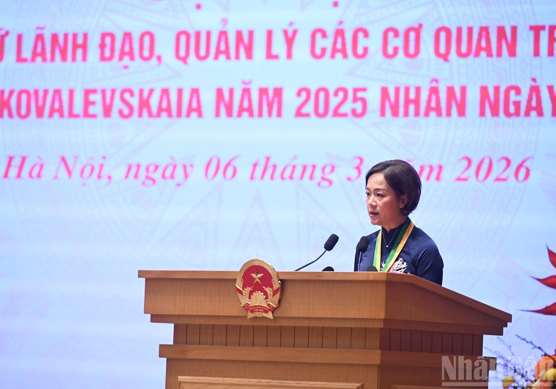 La profesora Tran Thi Viet Nga, directora del Instituto de Alta Tecnología Vietnam-Japón y docente de la Universidad de Construcción de Hanói, habla en la cita.