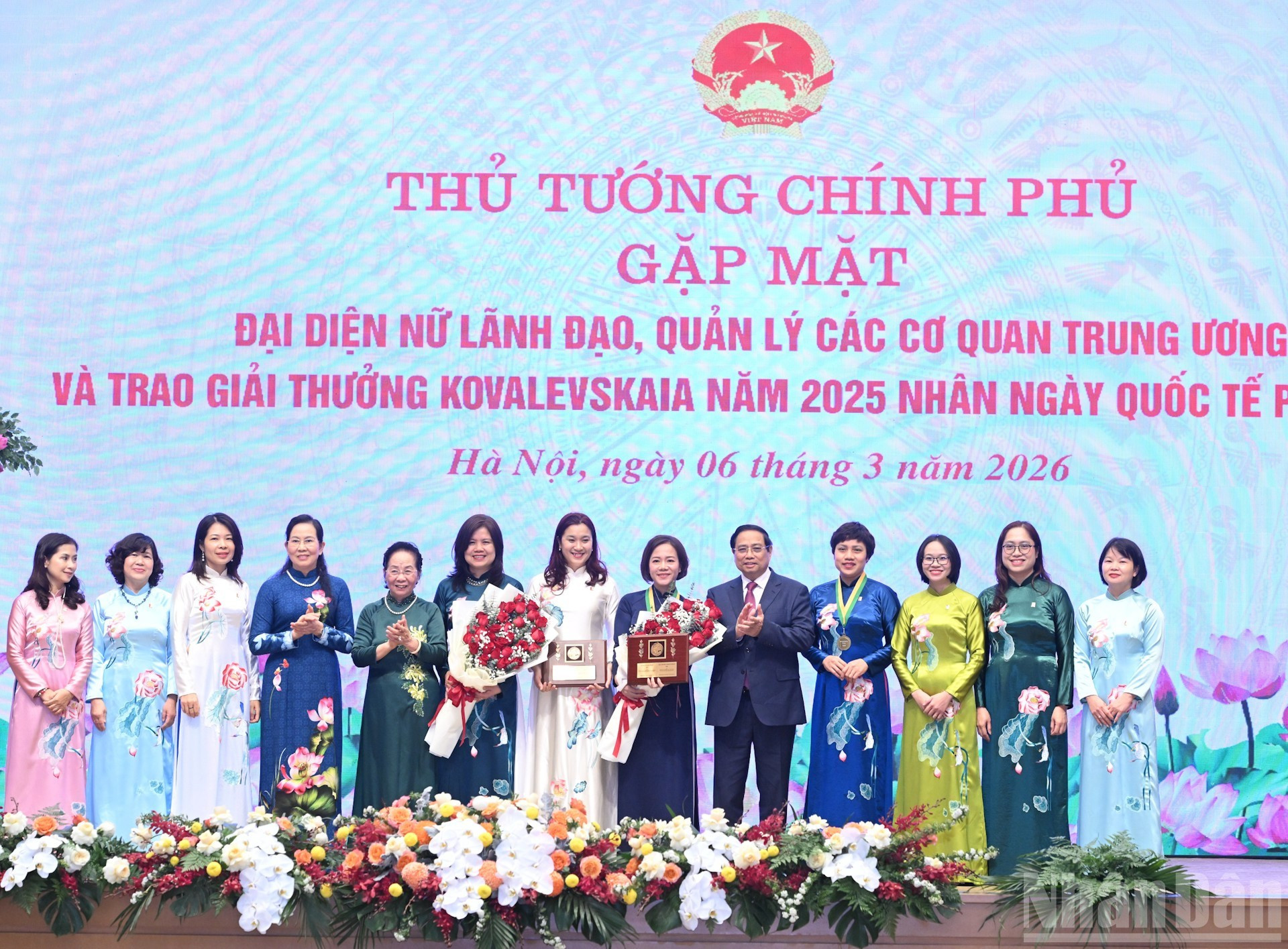 El primer ministro de Vietnam, Pham Minh Chinh, entrega Premio Kovalevskaia 2025 a la profesora Tran Thi Viet Nga, directora del Instituto de Alta Tecnología Vietnam-Japón y docente de la Universidad de Construcción de Hanói.