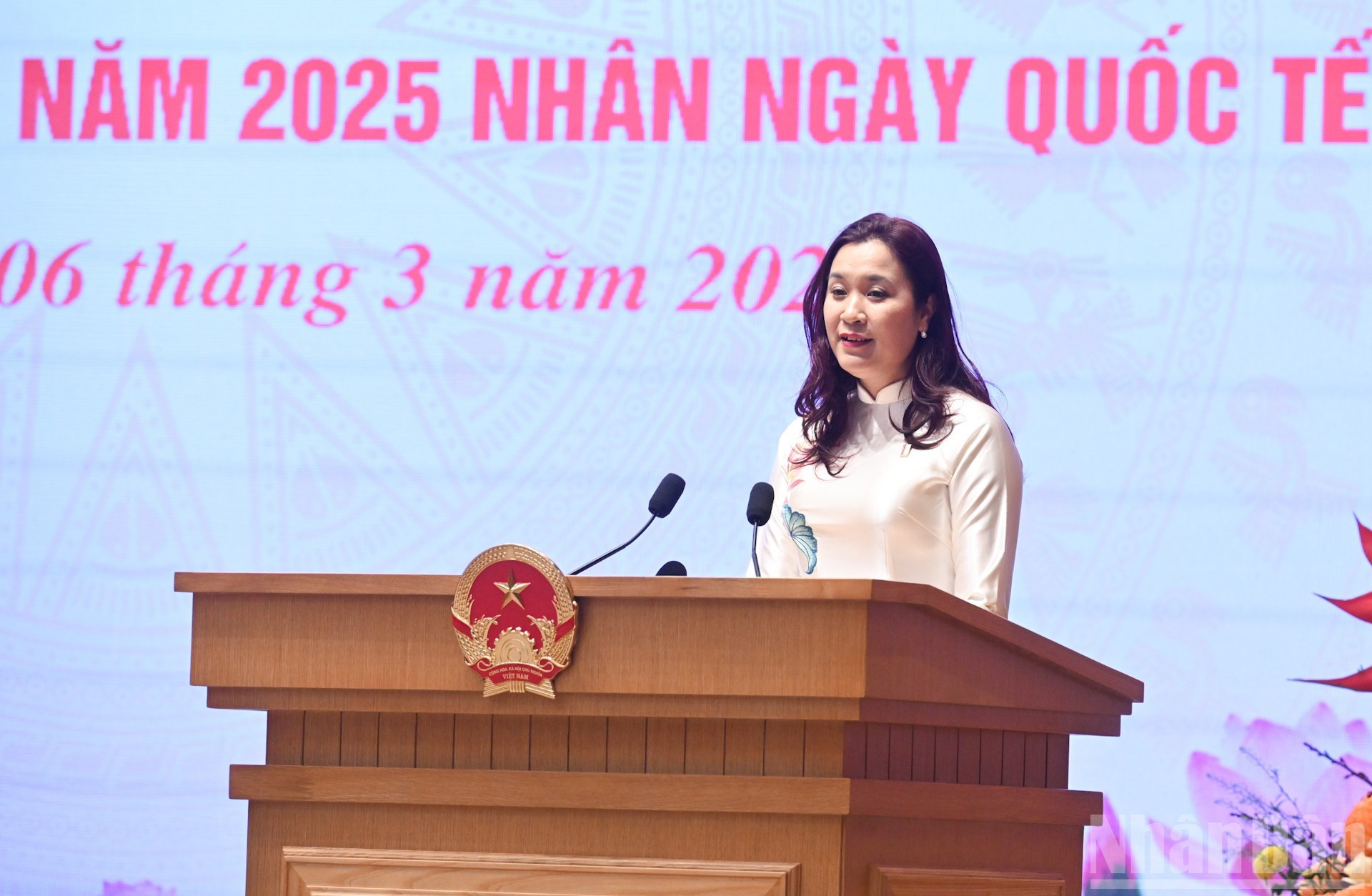 La profesora asociado y doctora Vu Thu Trang, subdirectora del Departamento de Ingeniería de Alimentos, Facultad de Química y Ciencias de la Vida, Universidad de Ciencia y Tecnología de Hanói, habla en el encuentro.