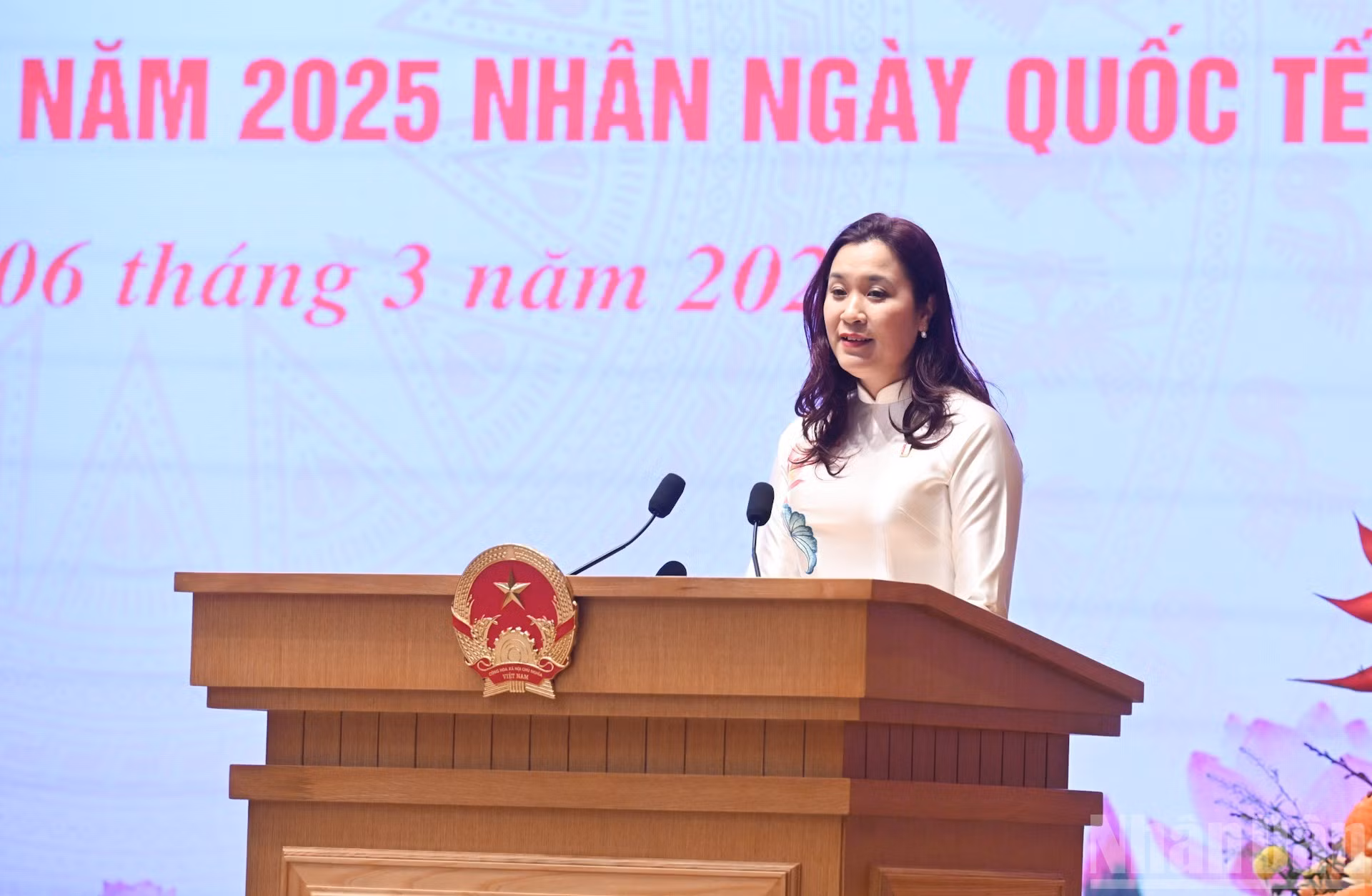 La profesora asociado y doctora Vu Thu Trang, subdirectora del Departamento de Ingeniería de Alimentos, Facultad de Química y Ciencias de la Vida, Universidad de Ciencia y Tecnología de Hanói, habla en el encuentro.