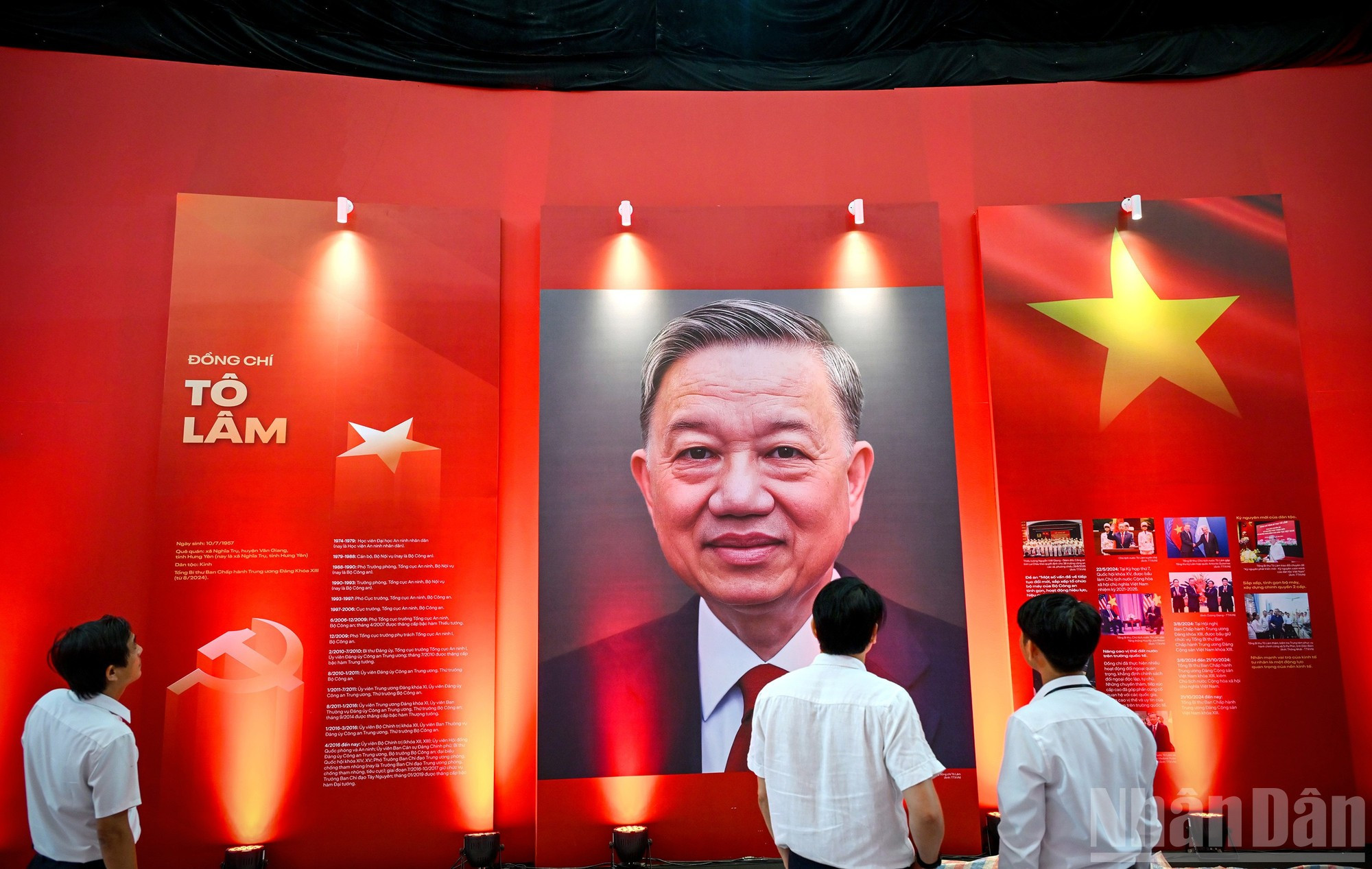 También se presenta el retrato, la vida y el papel de los secretarios generales del Partido Comunista de Vietnam. También se presenta el retrato, la vida y el papel de los secretarios generales del Partido Comunista de Vietnam.