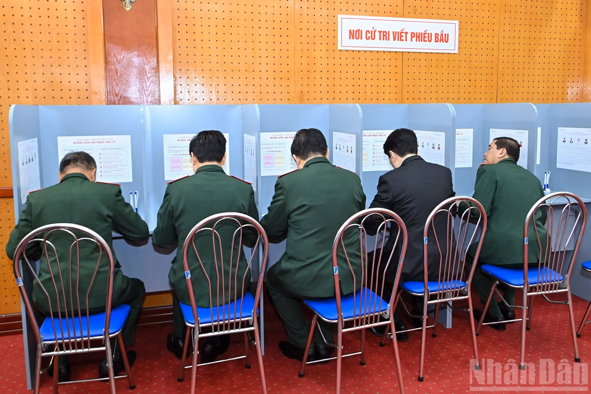 El presidente del país, Luong Cuong, y los delegados ejercen su derecho al voto.
