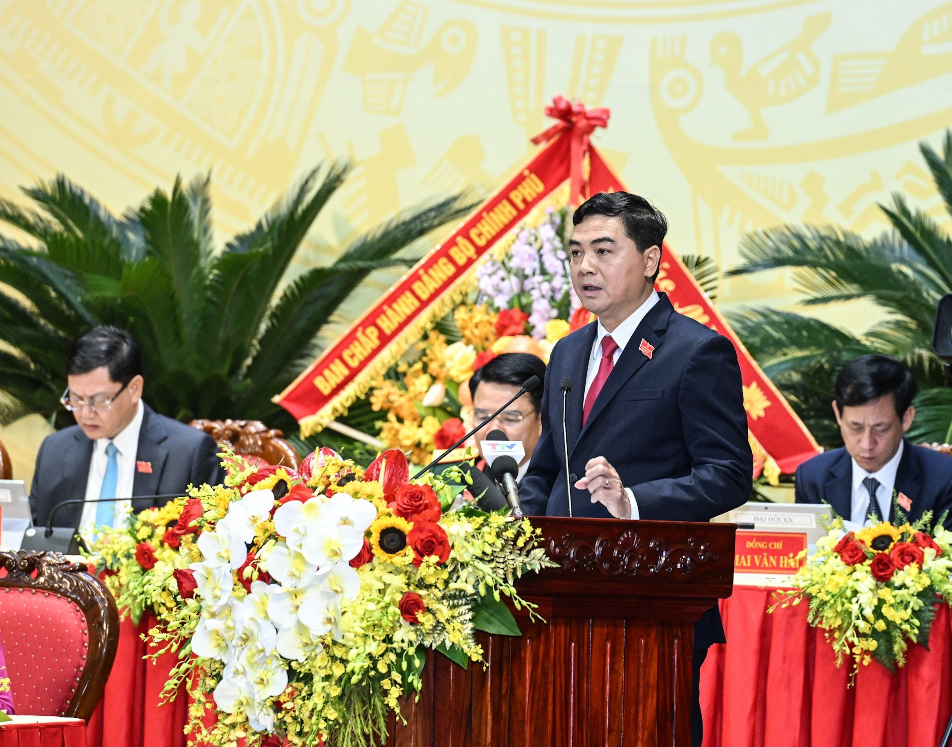 El presidente del Comité Popular de Thanh Hoa, Nguyen Hoai Anh, pronuncia un discurso.