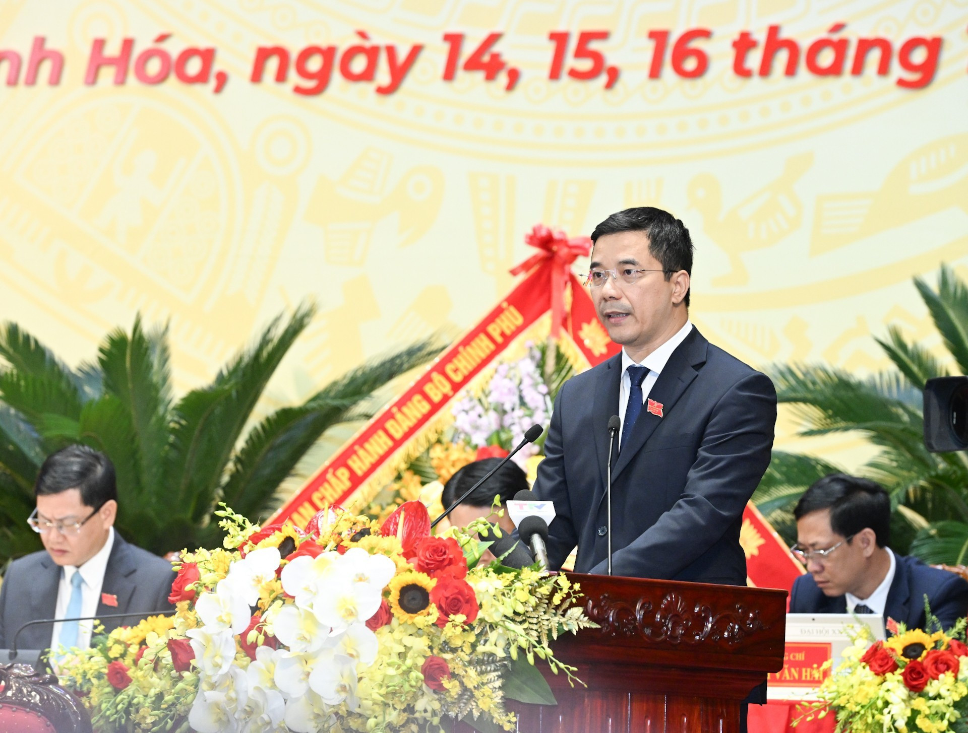El vicesecretario permanente del Comité del PCV en Thanh Hoa, Nguyen Hong Phong, toma la palabra en la Asamblea.