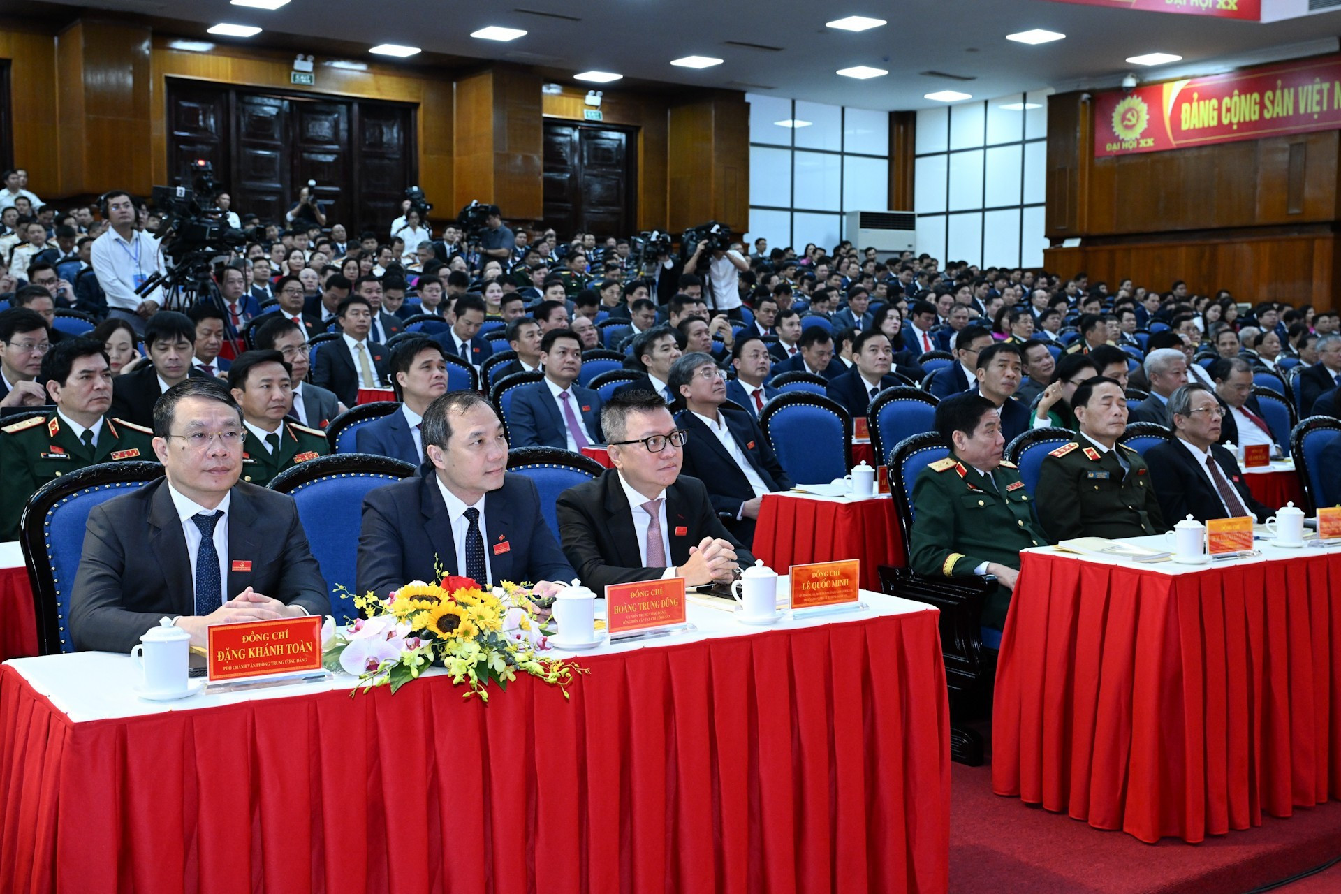 Dirigentes del ministerios, sectores y órganos centrales asisten a la Asamblea.
