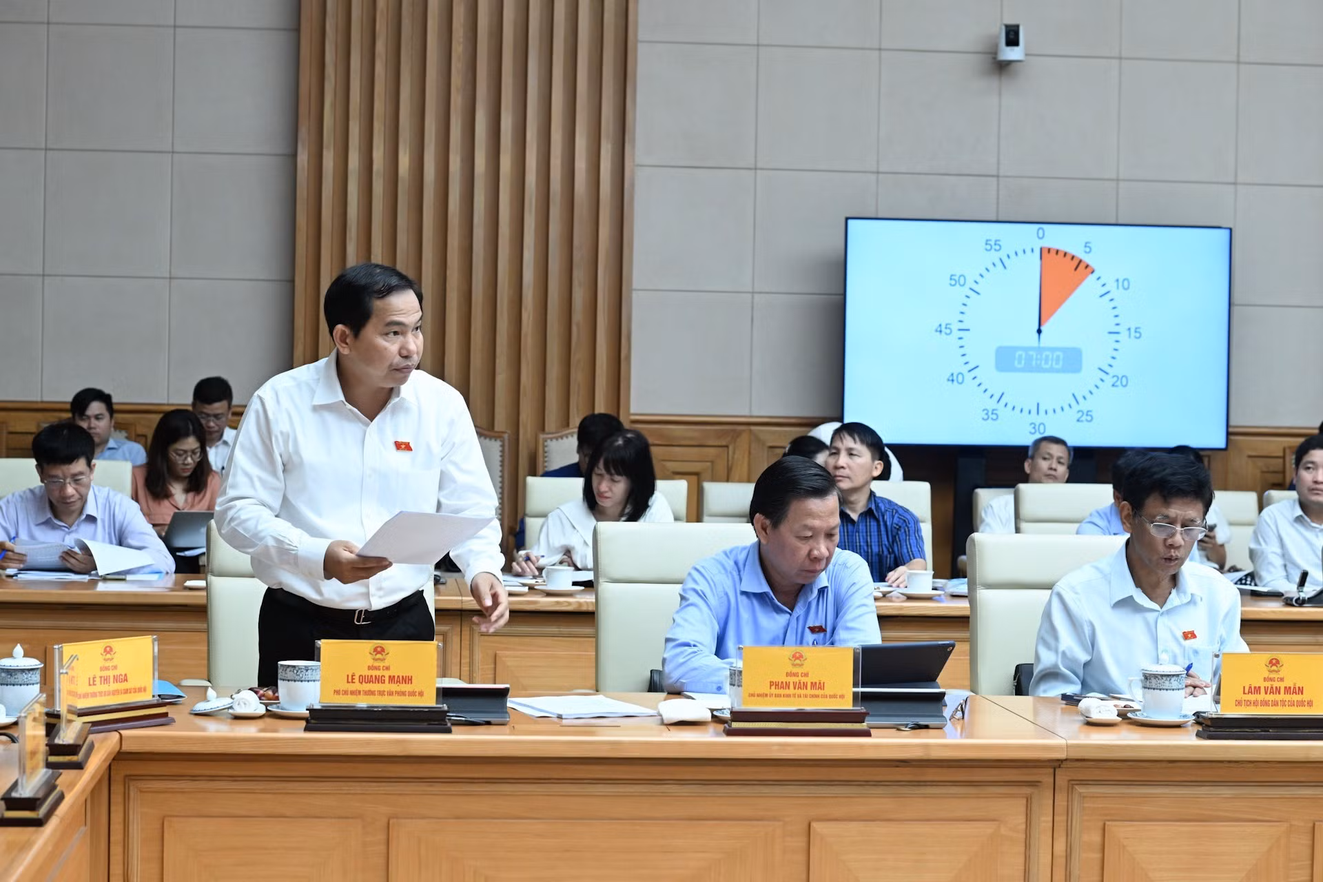 El jefe adjunto permanente de la Oficina de la Asamblea Nacional, Le Quang Manh, presenta un informe en la reunión.