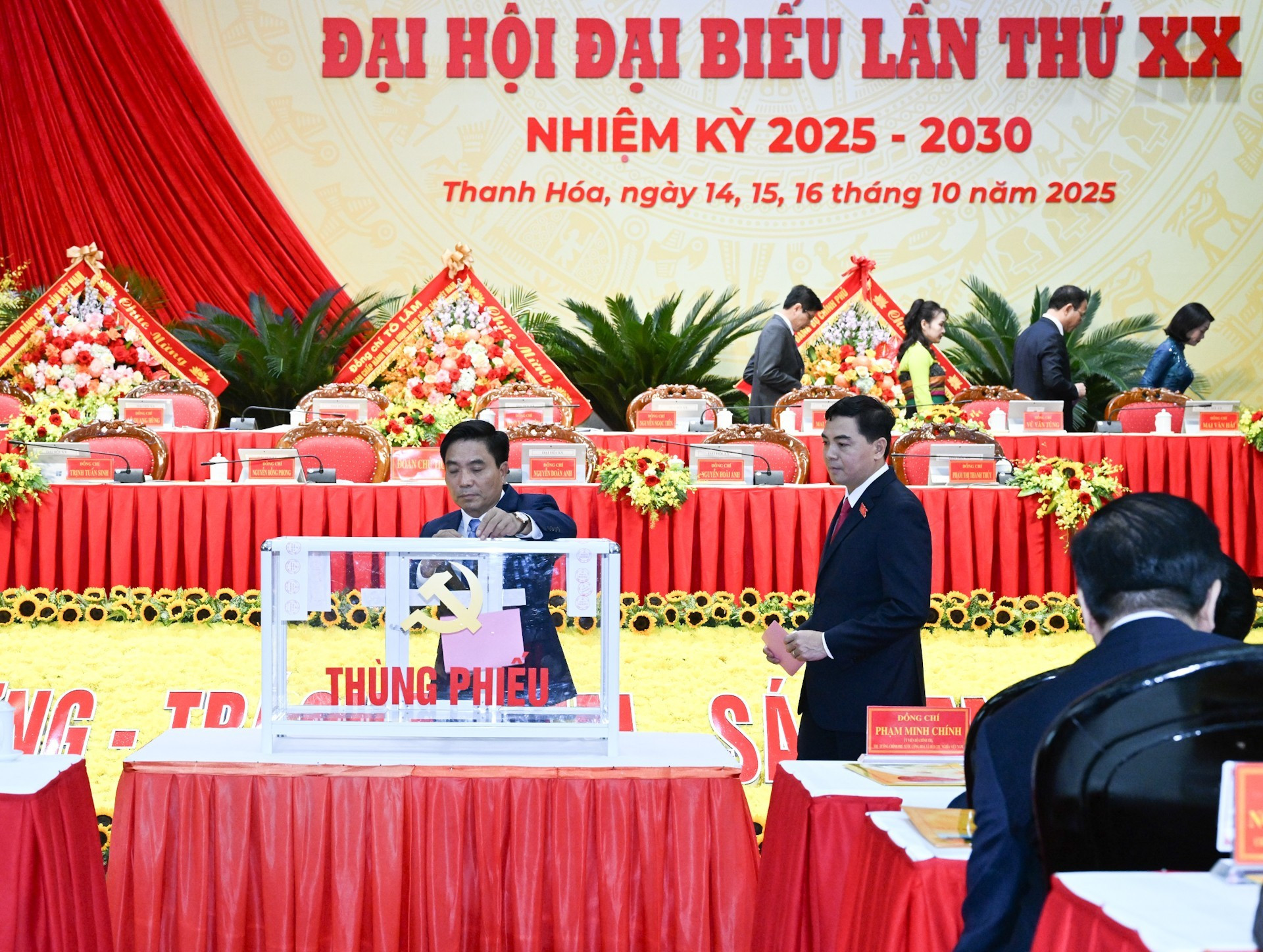 Los delegados votan para elegir el 20º Buró Ejecutivo del Comité del Partido en la provincia de Thanh Hoa, para el mandato 2025-2030.