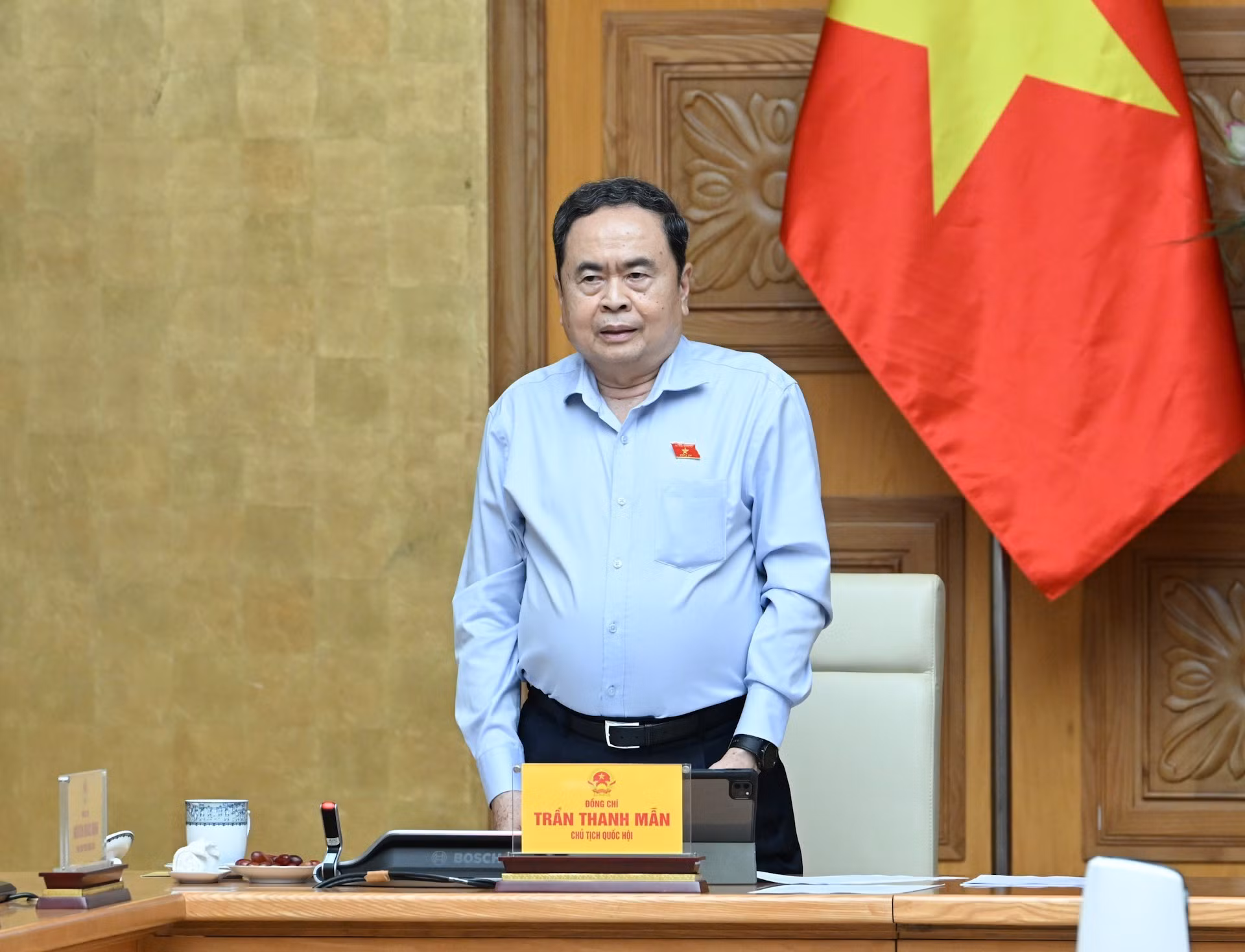 El presidente del Parlamento, Tran Thanh Man, toma la palabra en la conferencia.