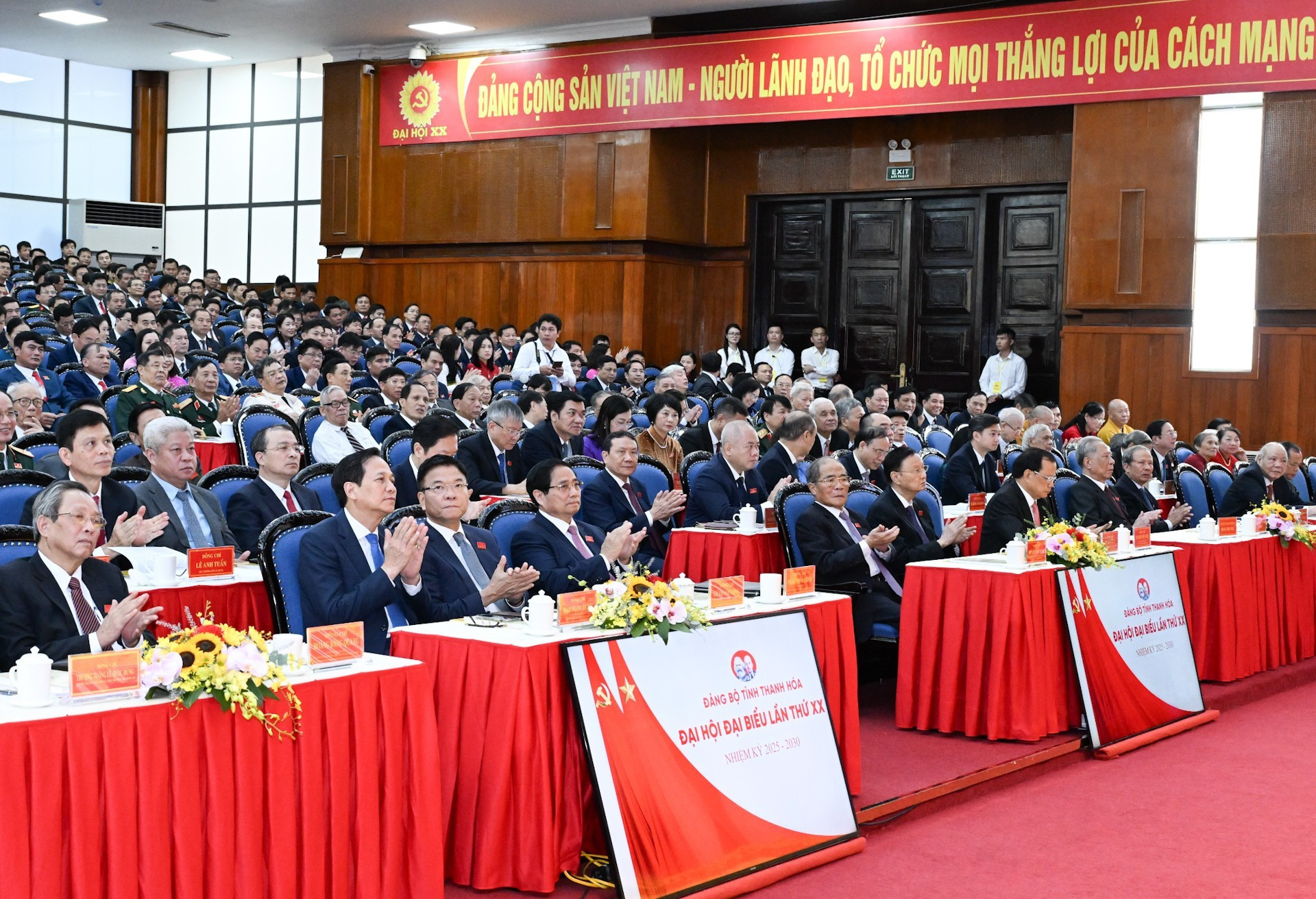 El premier Pham Minh Chinh y dirigentes y exlíderes del Partido y del Estado acuden a la Asamblea.