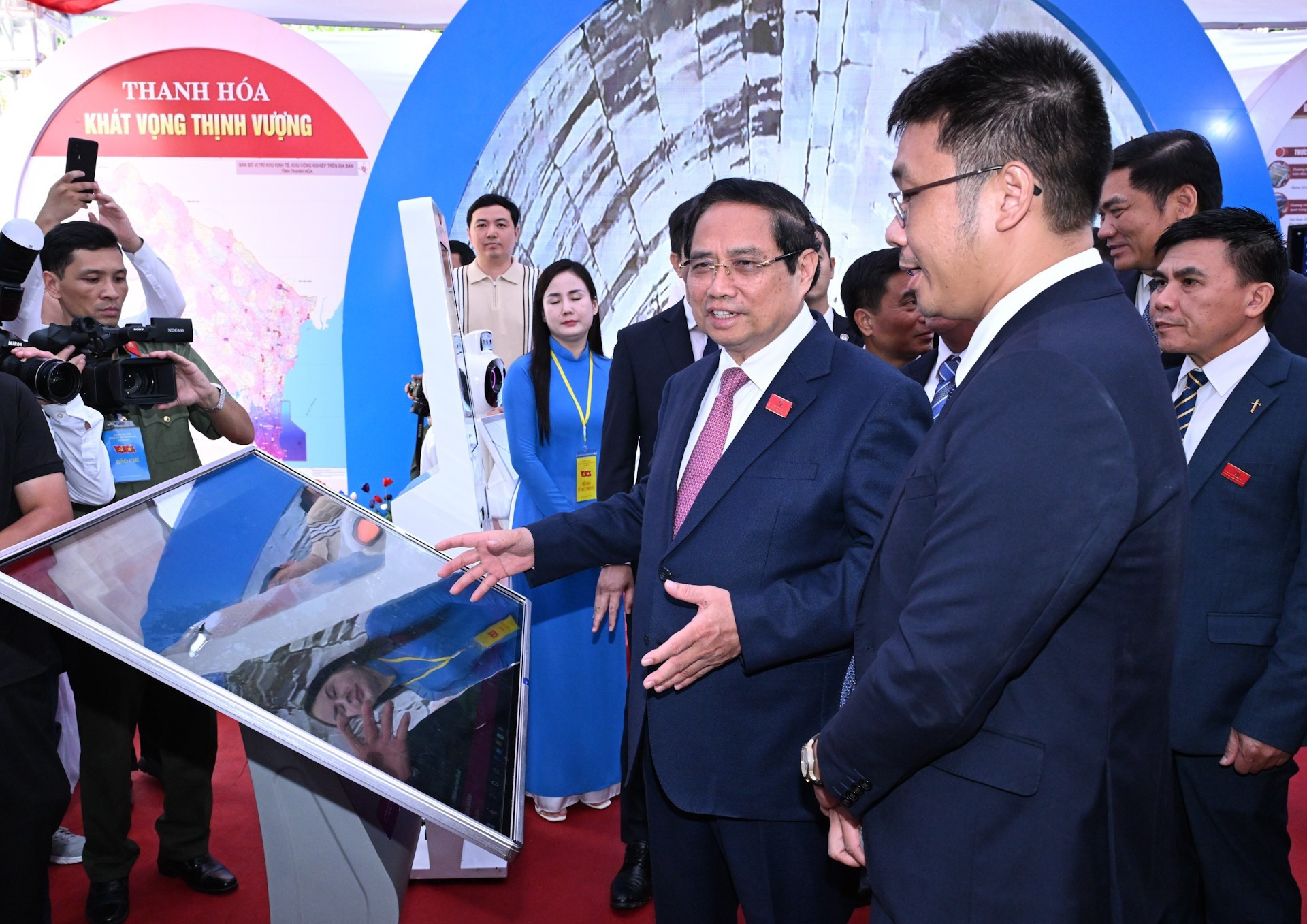 El premier Pham Minh Chinh visita la exposición sobre los logros socioeconómicos de la provincia de Thanh Hoa.