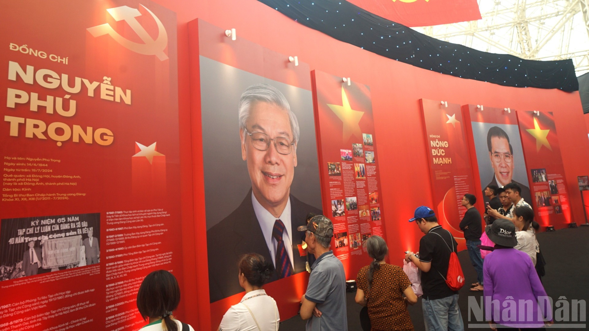 Muchos visitantes muestran interés por conocer más sobre los secretarios generales del Partido Comunista de Vietnam a lo largo del tiempo, cuyas imágenes y documentos se exhiben en la exposición. Muchos visitantes muestran interés por conocer más sobre los secretarios generales del Partido Comunista de Vietnam a lo largo del tiempo, cuyas imágenes y documentos se exhiben en la exposición.