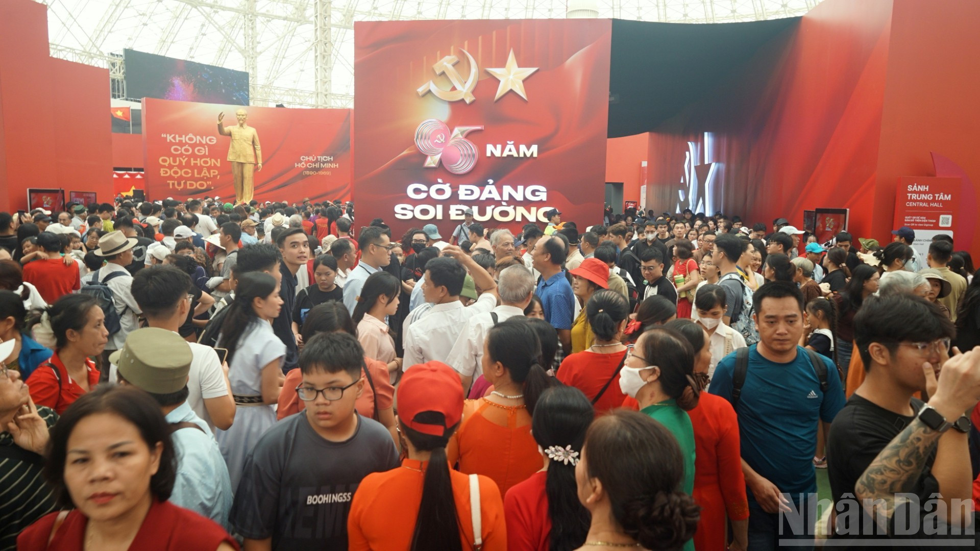 El área de exhibición “95 años de la bandera del Partido iluminando el camino”, con sus vibrantes tonos rojos, capta la atención de los visitantes desde la entrada. El área de exhibición “95 años de la bandera del Partido iluminando el camino”, con sus vibrantes tonos rojos, capta la atención de los visitantes desde la entrada.