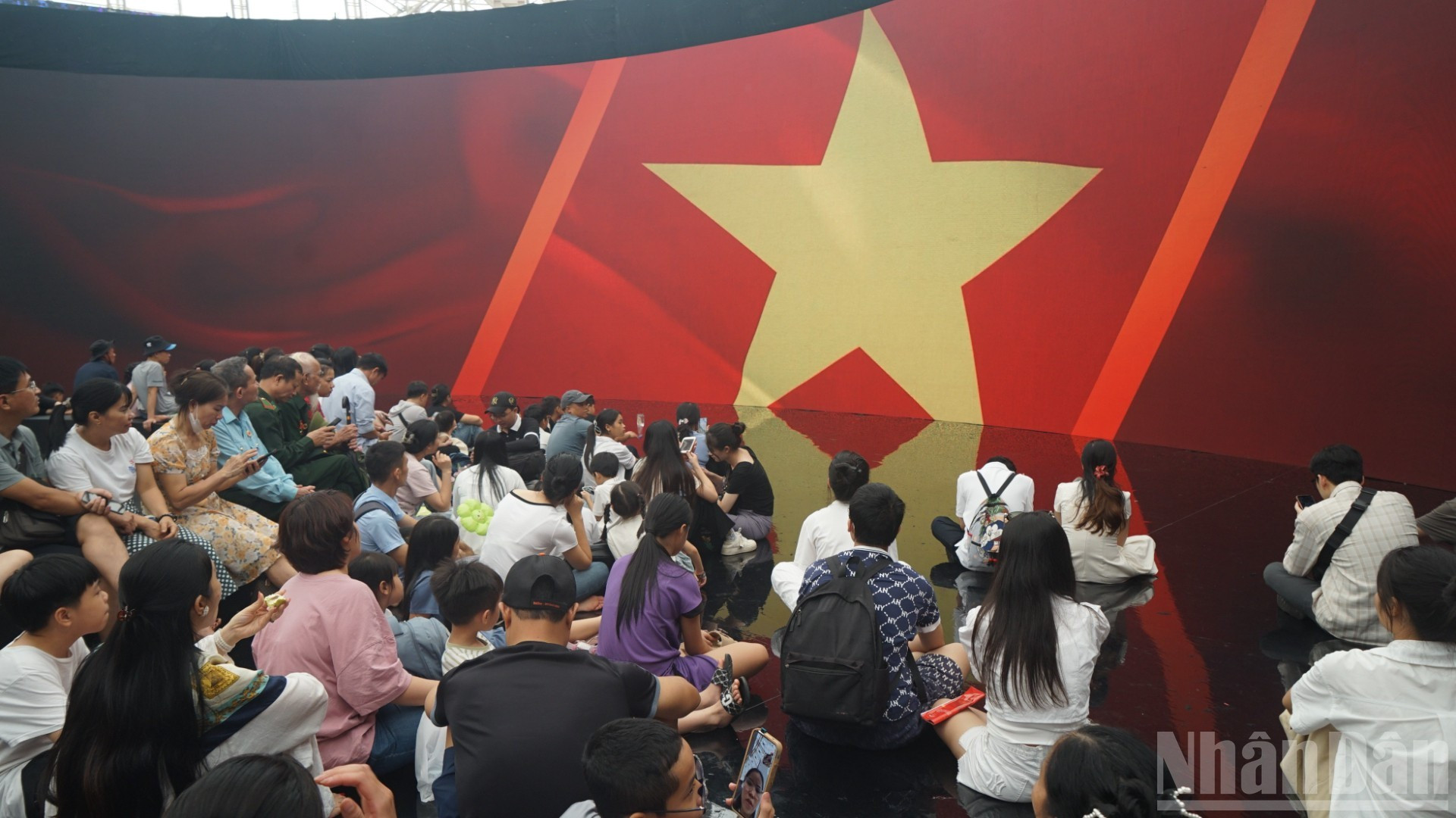 Los visitantes observan con atención una pantalla LED gigante que recrea etapas de la historia revolucionaria con imágenes y sonido vívidos. Los visitantes observan con atención una pantalla LED gigante que recrea etapas de la historia revolucionaria con imágenes y sonido vívidos.