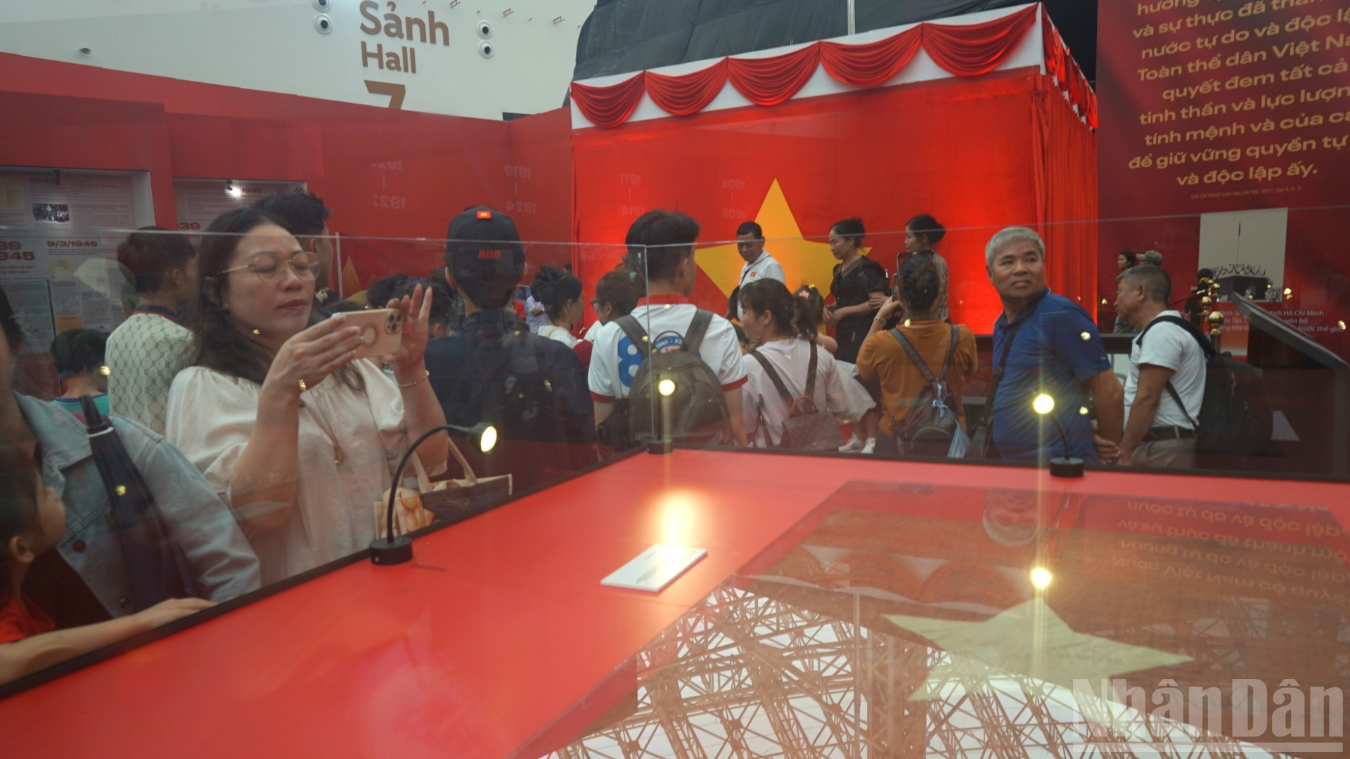 El área de exposición de objetos históricos también despierta el interés de los visitantes, quienes desean conocer más sobre la epopeya de la Revolución vietnamita. El área de exposición de objetos históricos también despierta el interés de los visitantes, quienes desean conocer más sobre la epopeya de la Revolución vietnamita.