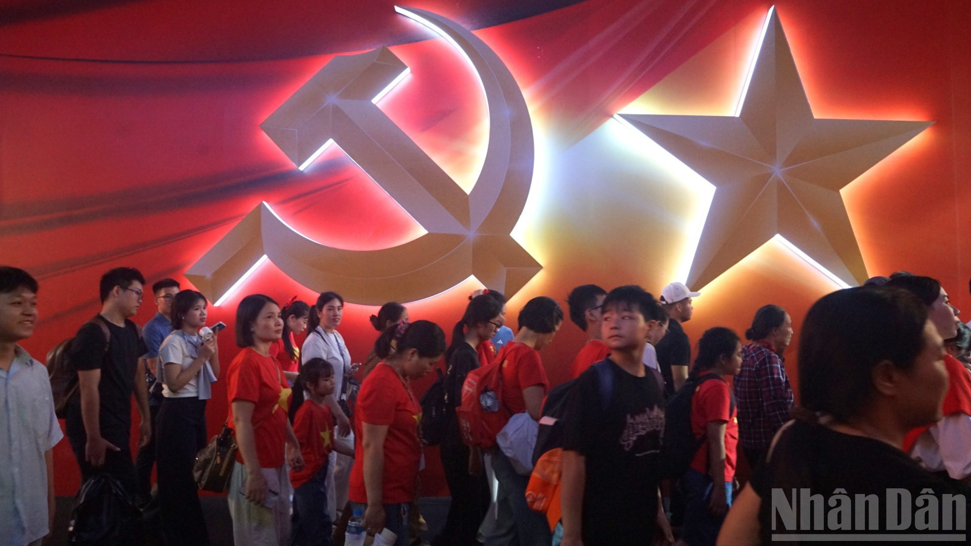 Aunque el evento está cerca de su cierre, la exposición mantiene su atractivo, reafirmando su enorme alcance como un evento político y cultural de gran importancia. Aunque el evento está cerca de su cierre, la exposición mantiene su atractivo, reafirmando su enorme alcance como un evento político y cultural de gran importancia.