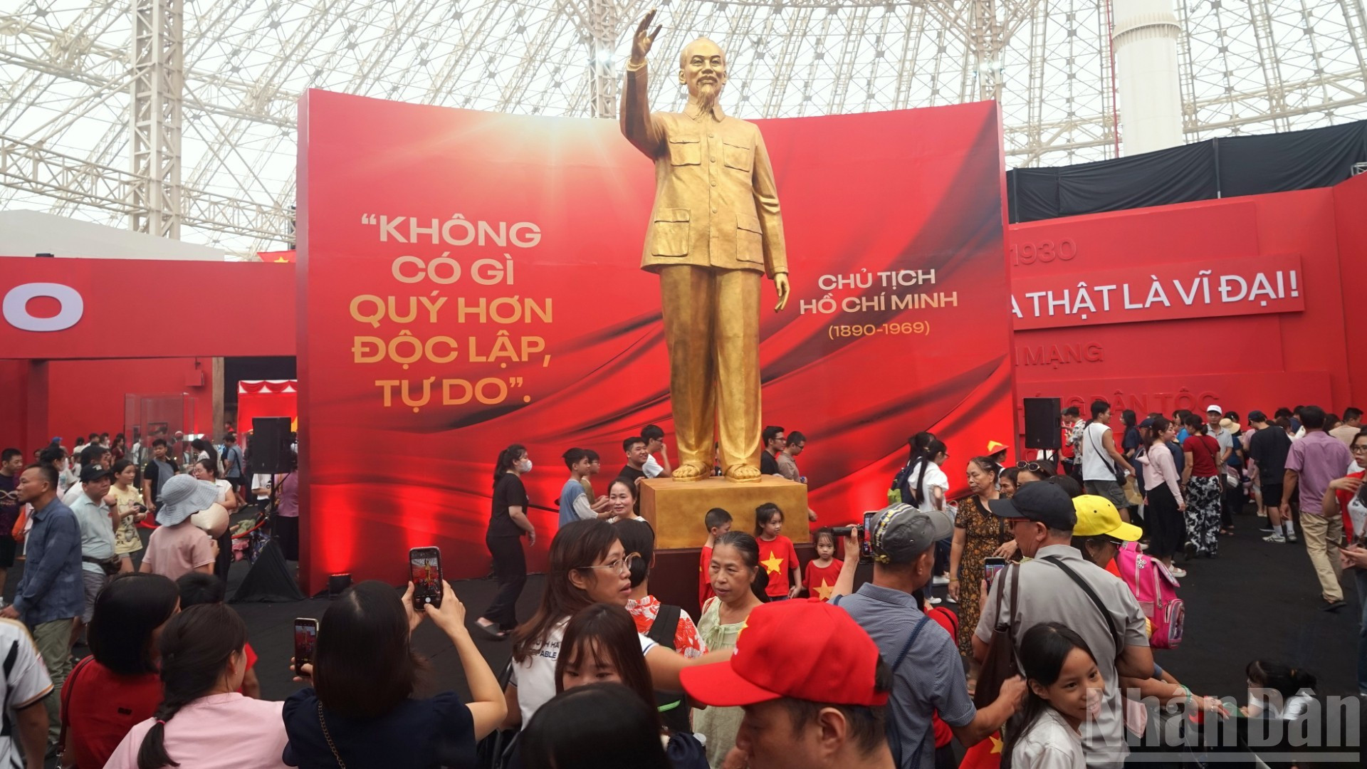 Los visitantes abarrotan la sala de exposiciones. En los últimos días, el Centro de Exposiciones de Vietnam ha recibido un gran número de personas que han acudido a verla, especialmente los fines de semana. Los visitantes abarrotan la sala de exposiciones. En los últimos días, el Centro de Exposiciones de Vietnam ha recibido un gran número de personas que han acudido a verla, especialmente los fines de semana.