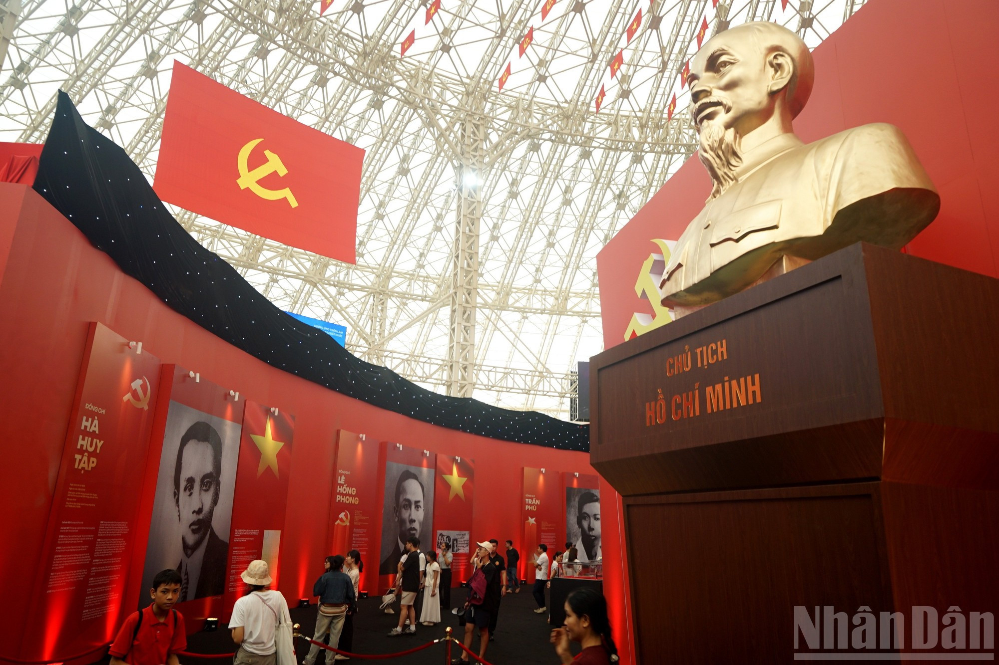 Según el comité organizador, hasta las 10 de la mañana del 13 de septiembre, el total de visitantes a la exposición “95 años de la bandera del Partido iluminando el camino” superó el millón de personas, lo que demuestra la gran repercusión de este relevante evento político y cultural. Según el comité organizador, hasta las 10 de la mañana del 13 de septiembre, el total de visitantes a la exposición “95 años de la bandera del Partido iluminando el camino” superó el millón de personas, lo que demuestra la gran repercusión de este relevante evento político y cultural.