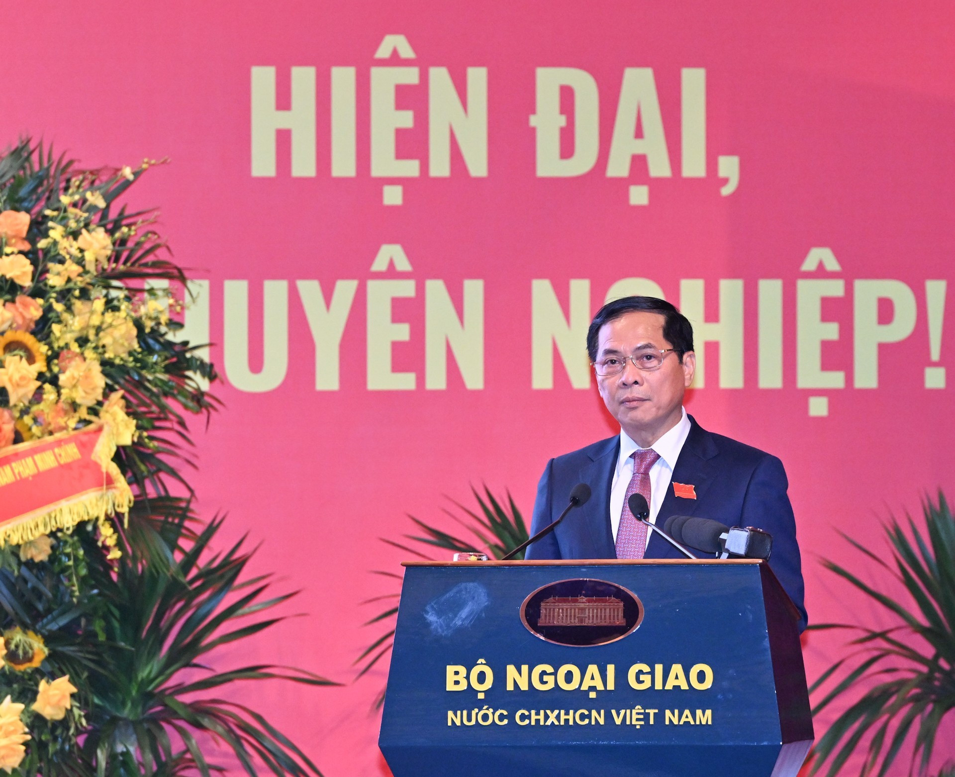 El vicepremier y canciller Bui Thanh Son pronuncia un discurso inaugural.