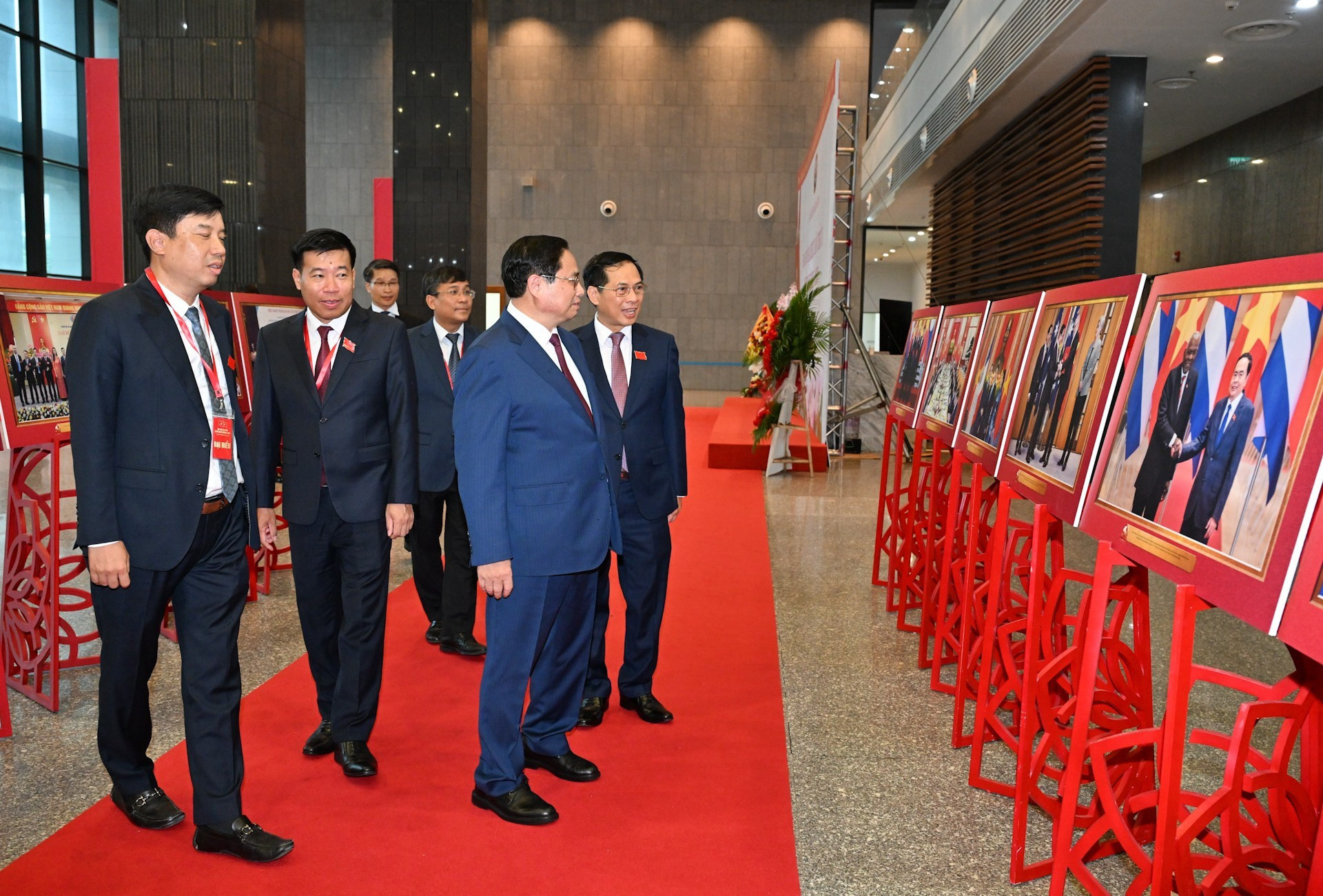 El premier Pham Minh Chinh visita una exposición fotográfica sobre las actividades de la cartera.