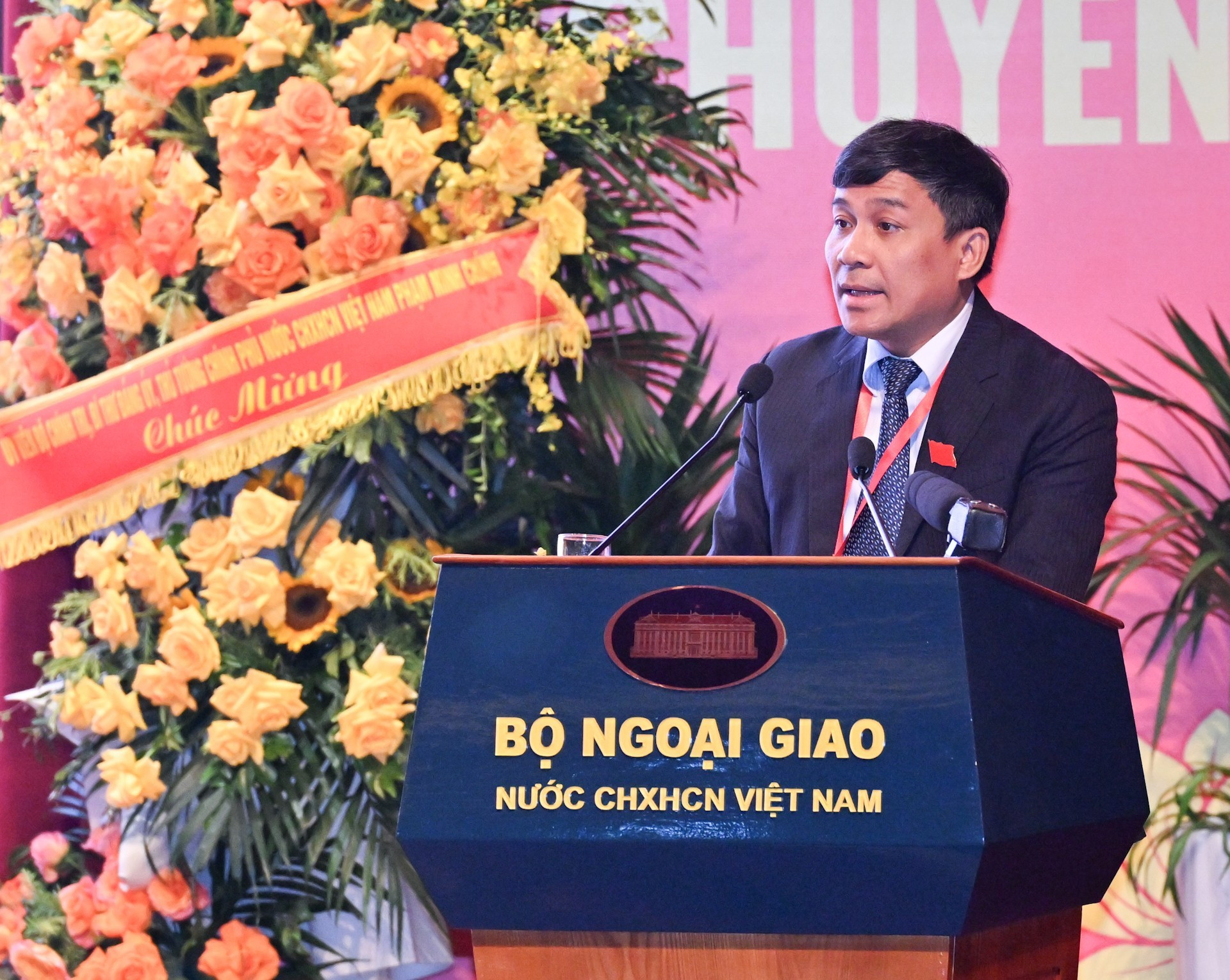 El viceministro permanente de Relaciones Exteriores Nguyen Minh Vu presenta un informe.