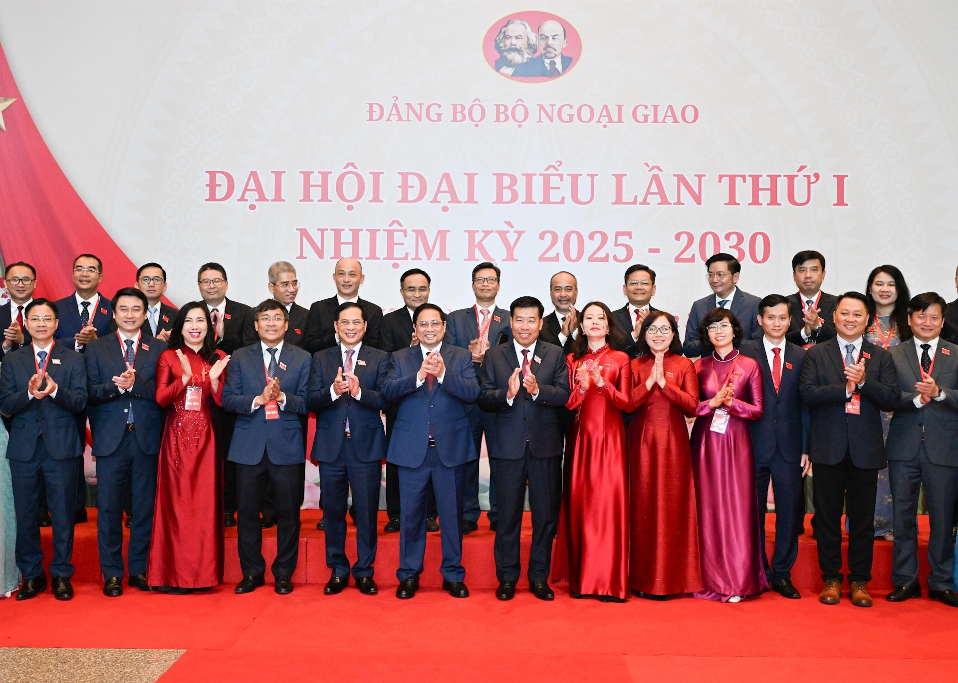 El premier Pham Minh Chinh y los asistentes al evento.