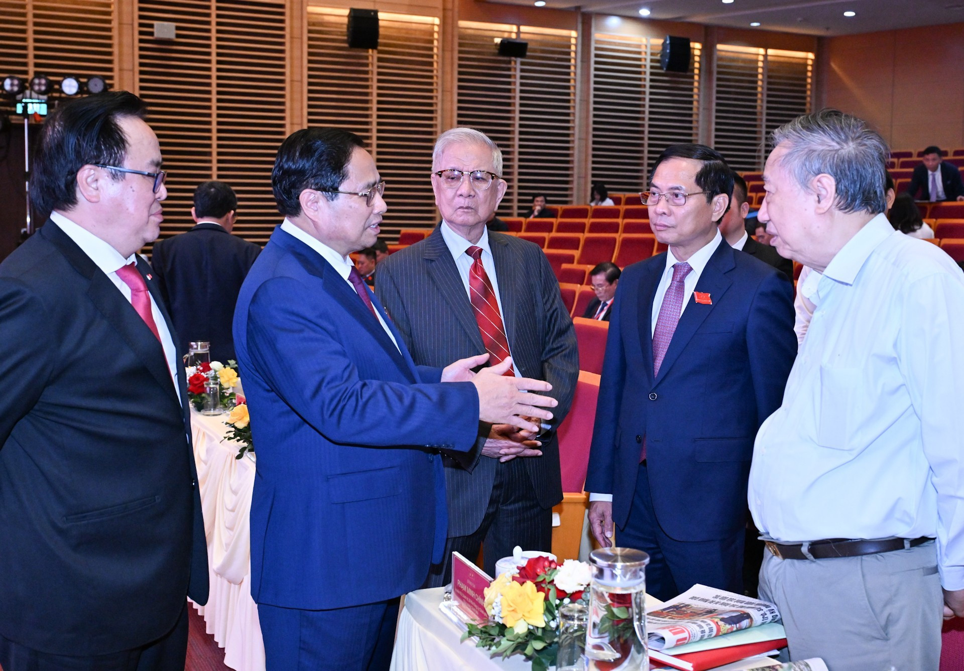 El primer ministro Pham Minh Chinh intercambia con los asistentes.